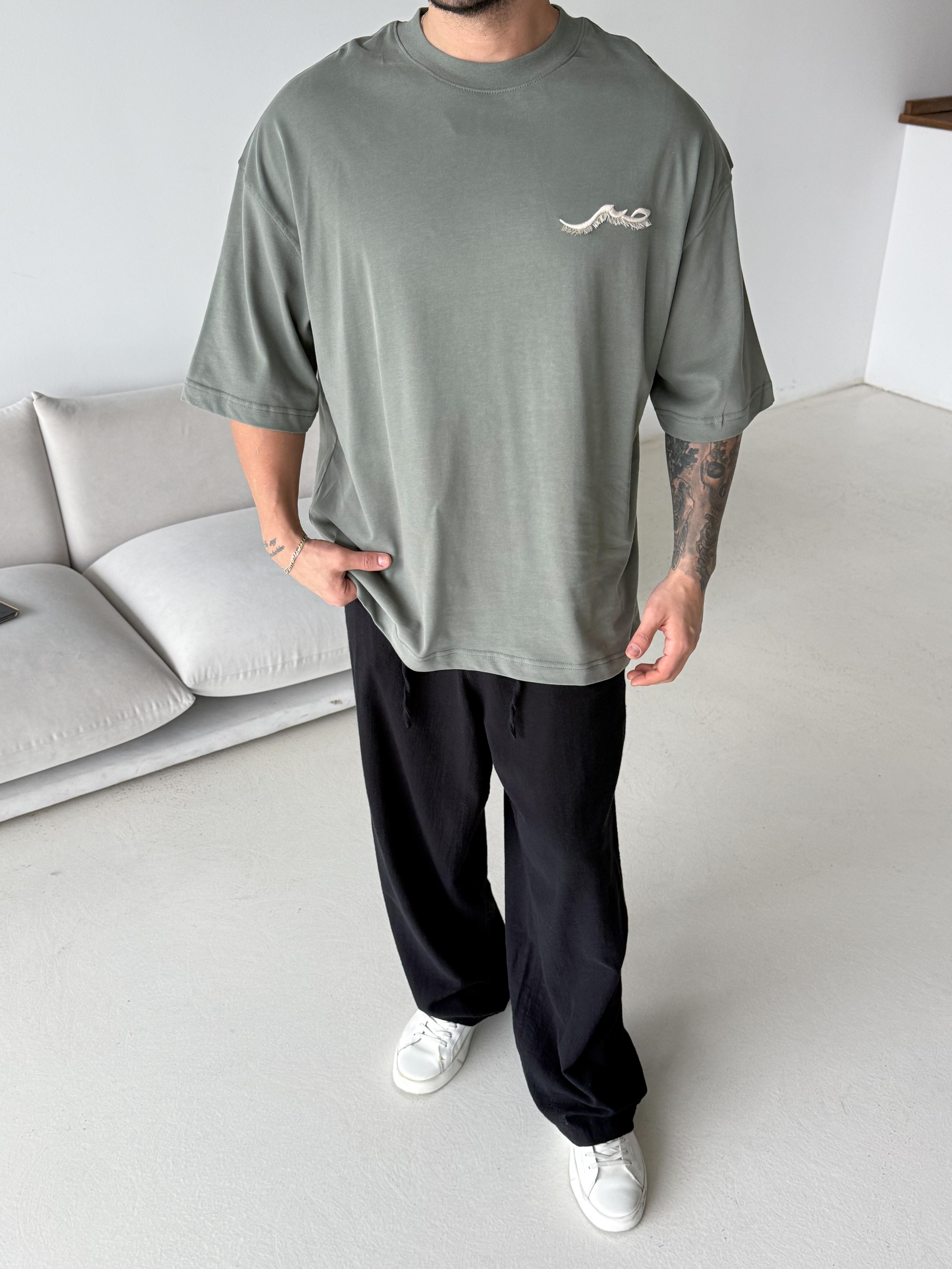 T-SHİRTHaki Fırçalı Yarım Sarı patchli Tişört PLZ 26158