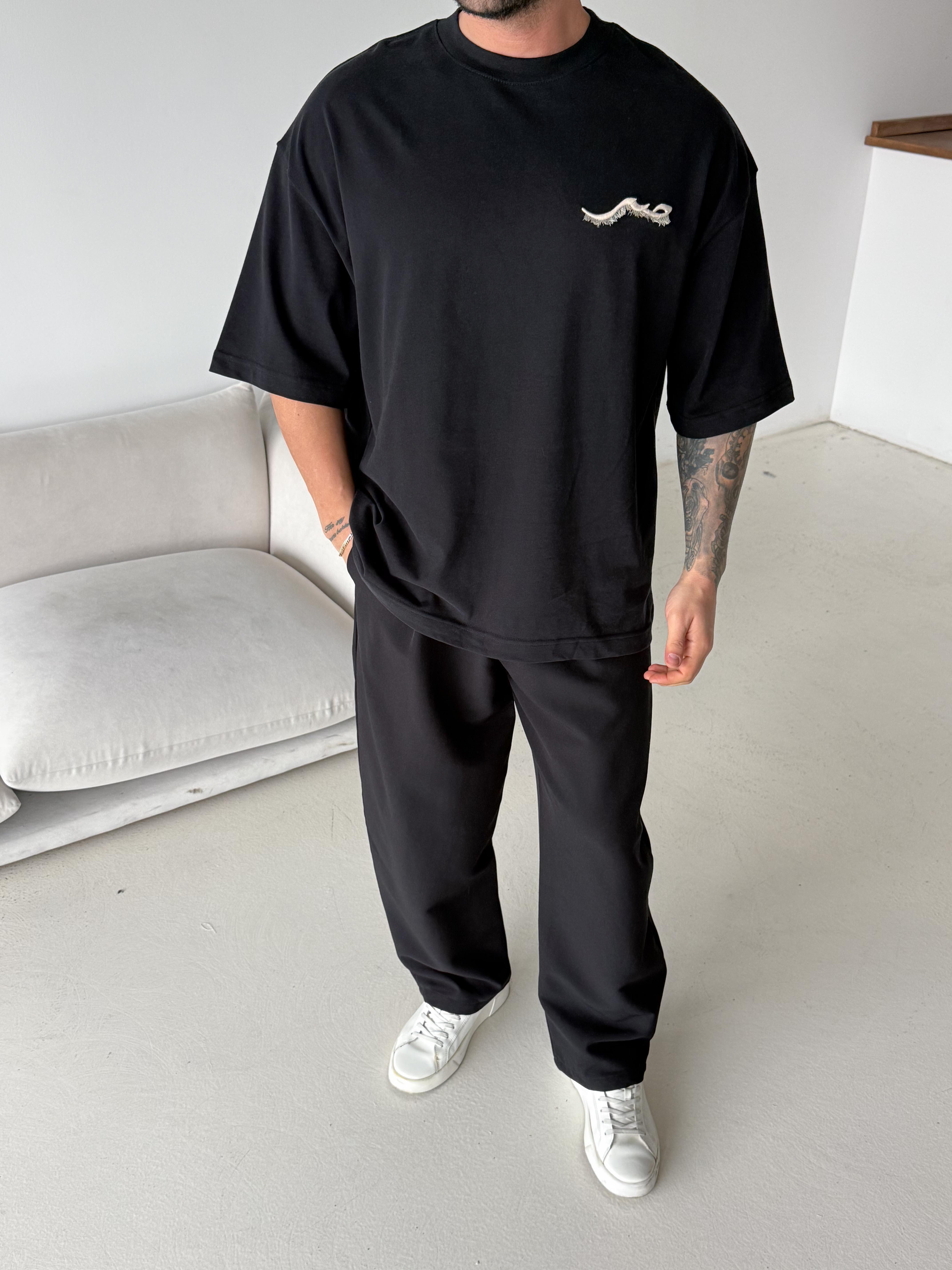 T-SHİRTSiyah Fırçalı Yarım Sarı patchli Tişört PLZ 26158