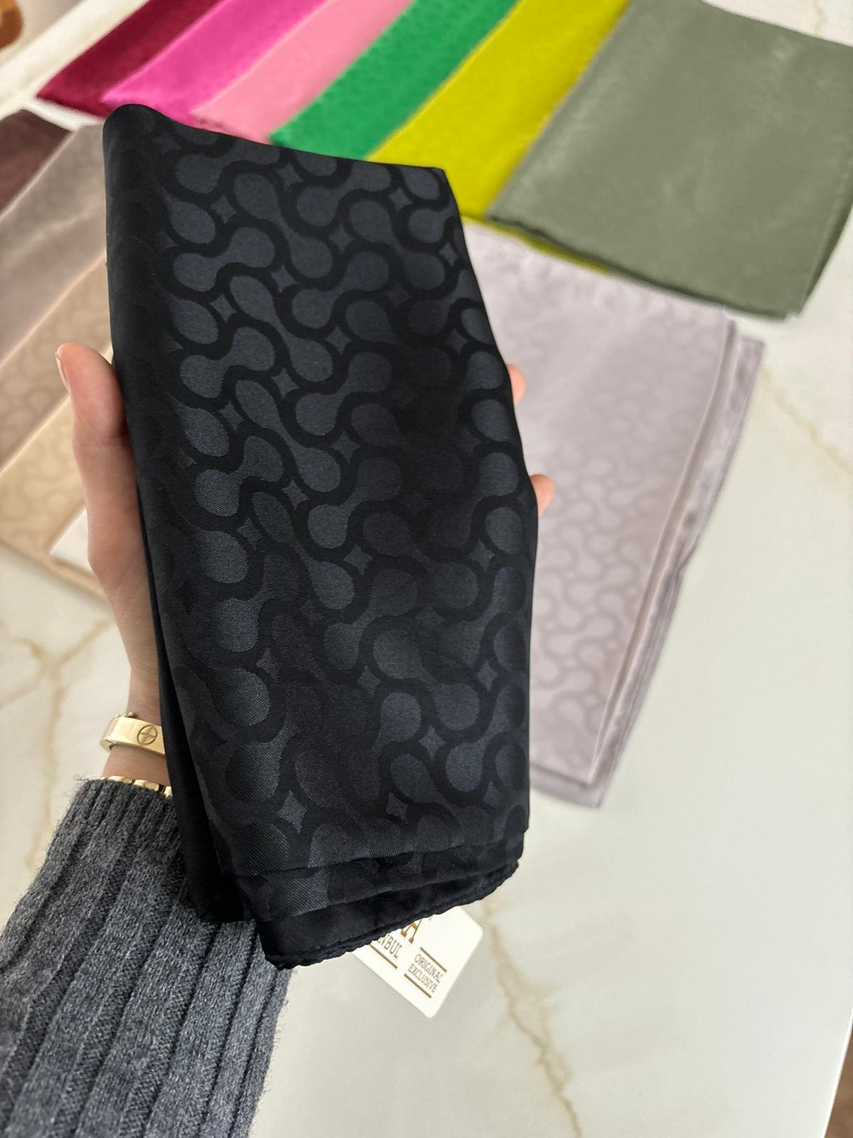 Bloom Desen Jakar Şal Siyah