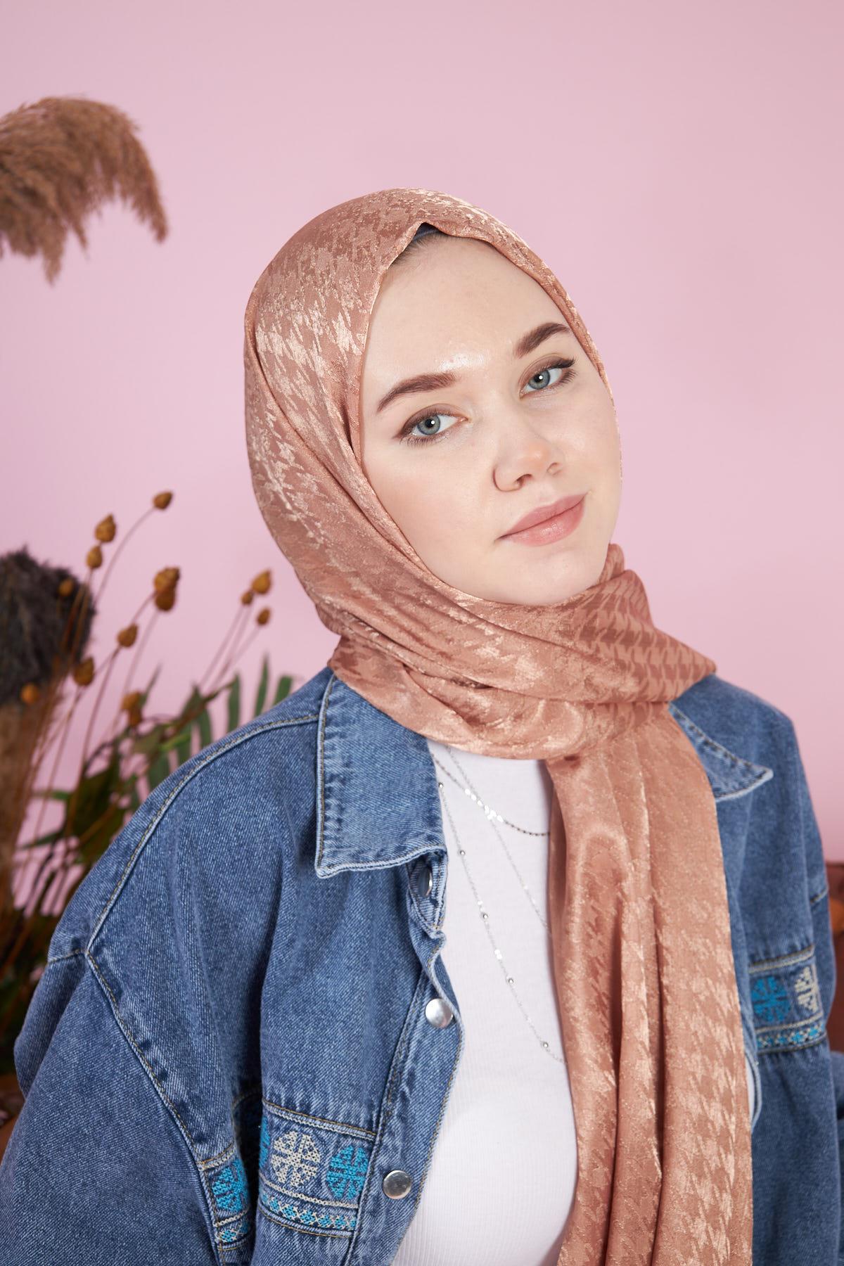Parlak İtalyan Jakar Şal Kaz Ayağı Desen Latte