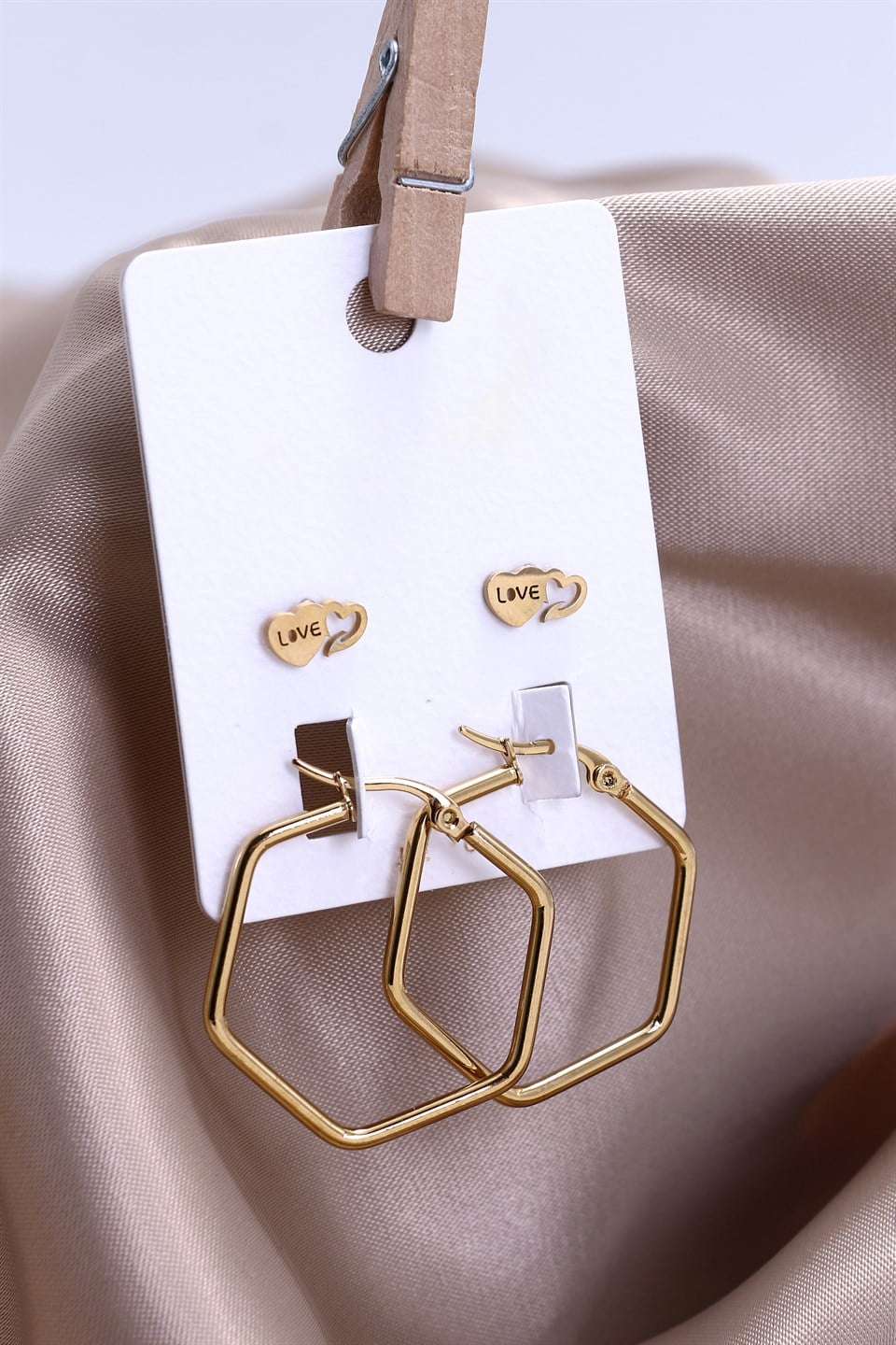Altın Sarısı Renkli Love Yazılı Minimal 4'lü Çelik Küpe Seti