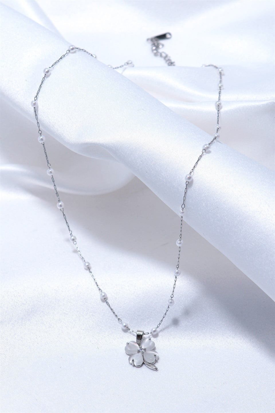 Gümüş Renkli İncili Minimal Yonca Motifli Çelik Kolye