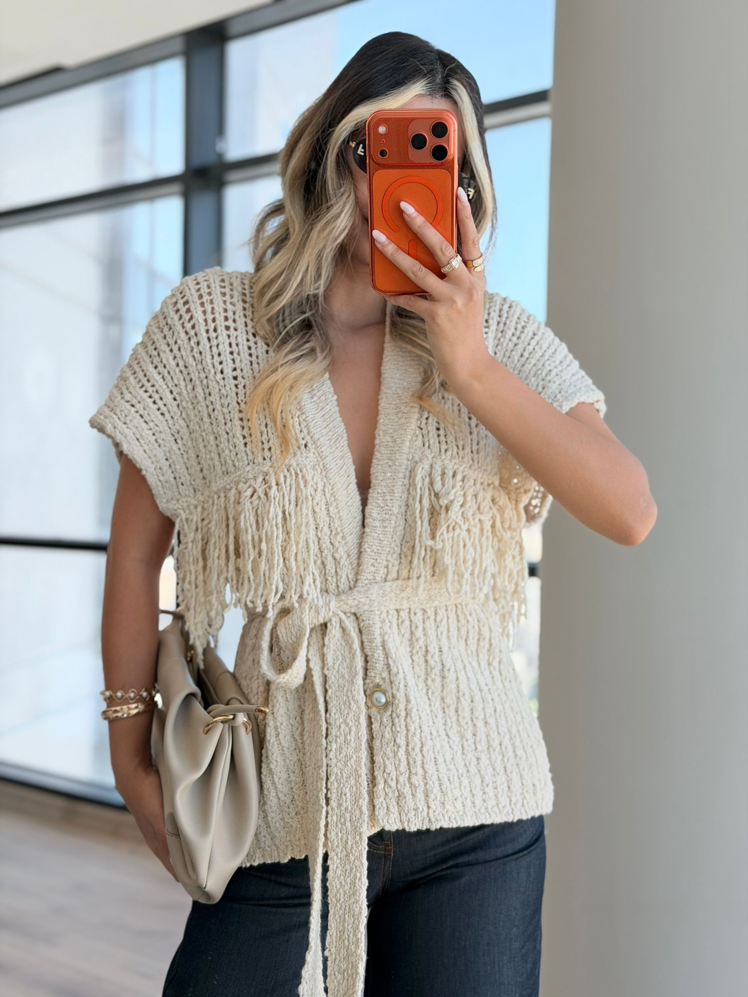 Bej Ajurlu Püsküllü Kuşaklı Triko Bohem Yelek