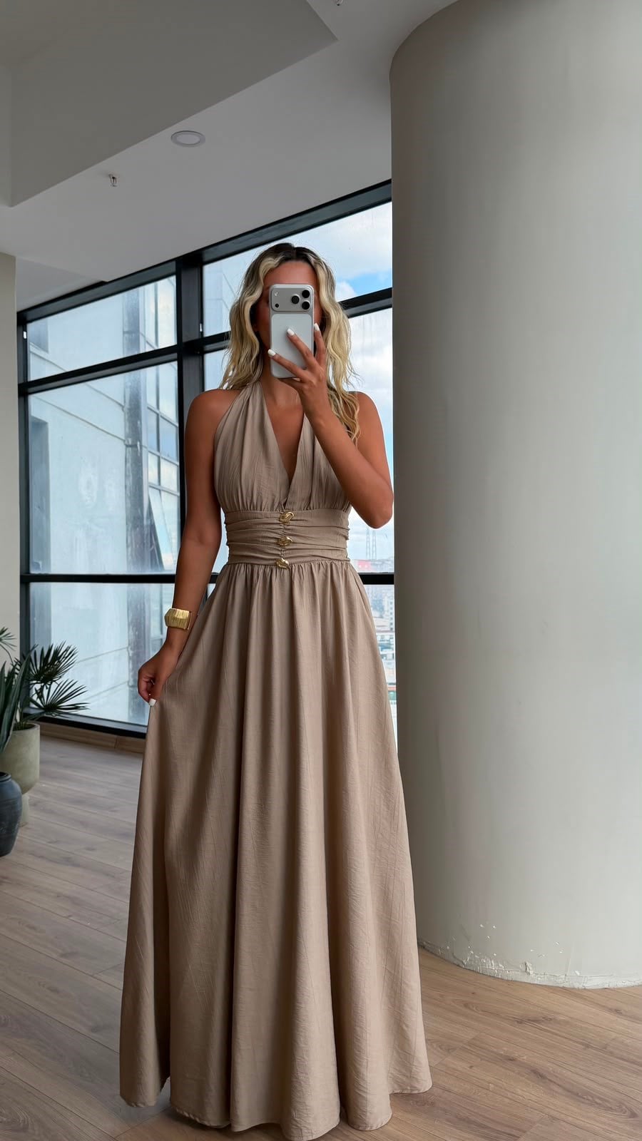 Gold Düğme Halter Yaka Uzun Elbise Bej