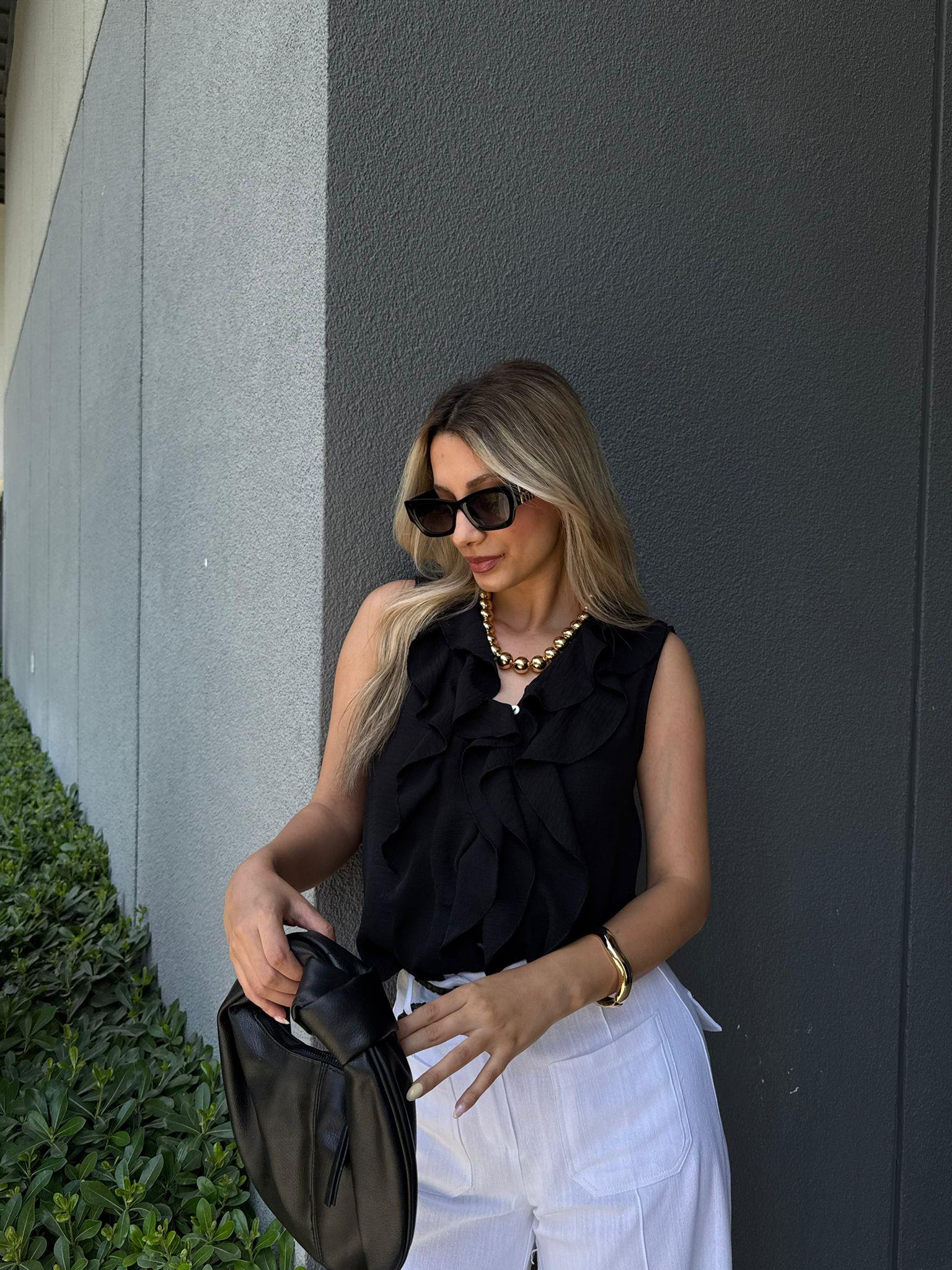 Önü Fırfır Volanlı Siyah Gömlek Bluz