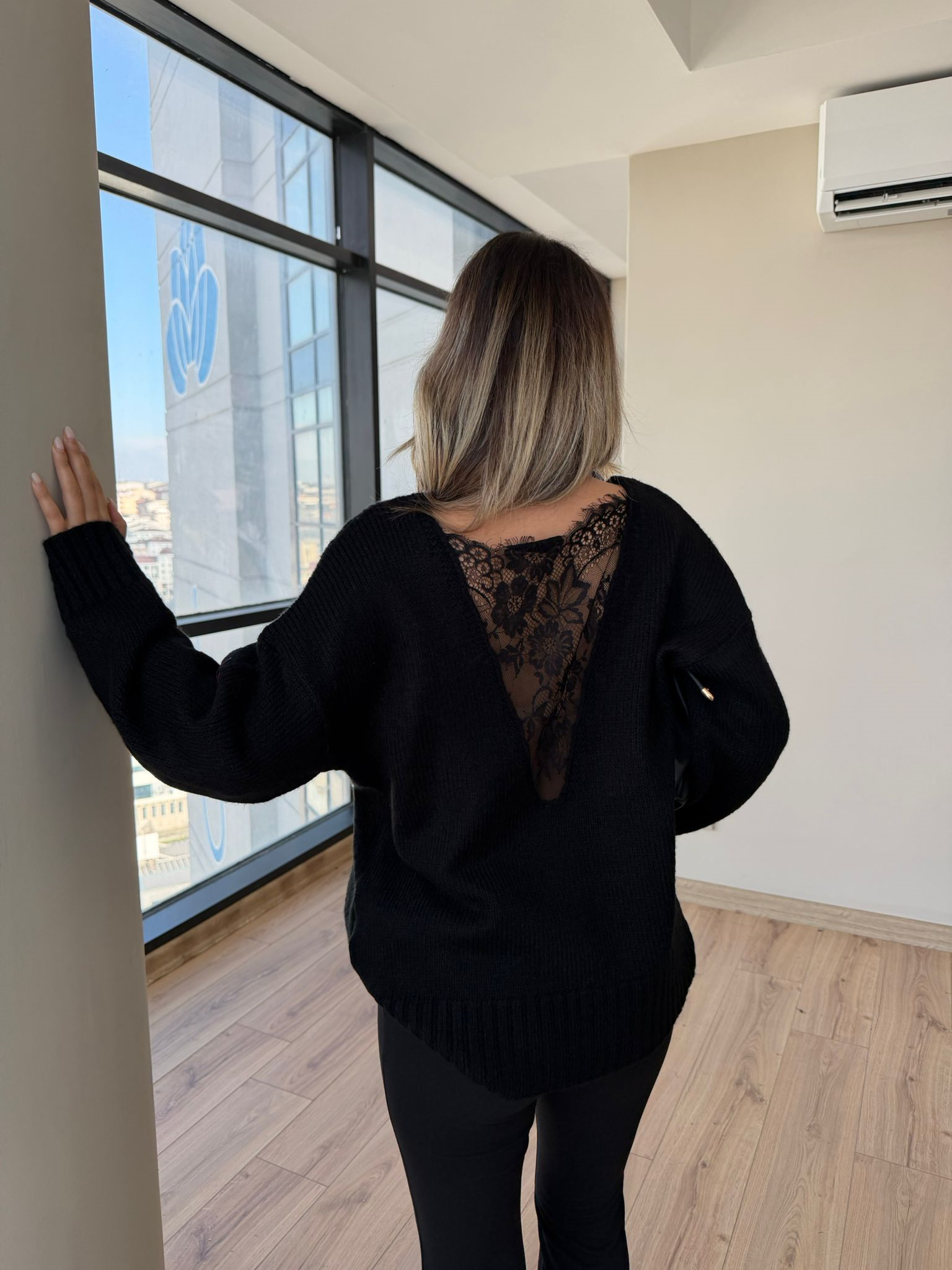 Siyah Sırt Güpürlü Kazak