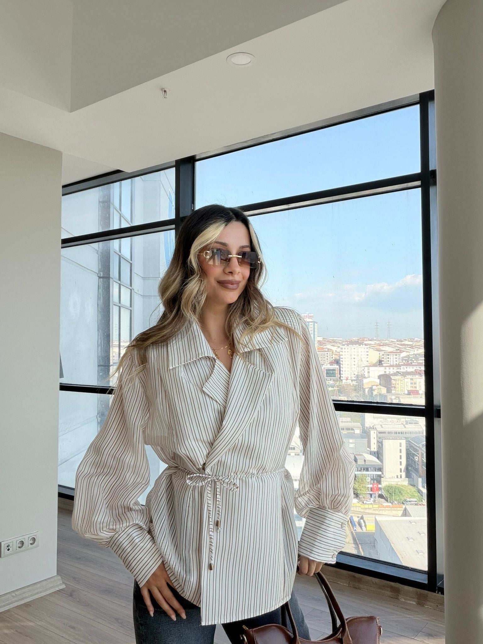 Kahve Çizgili Balon Kol Hafif Dokulu Gömlek