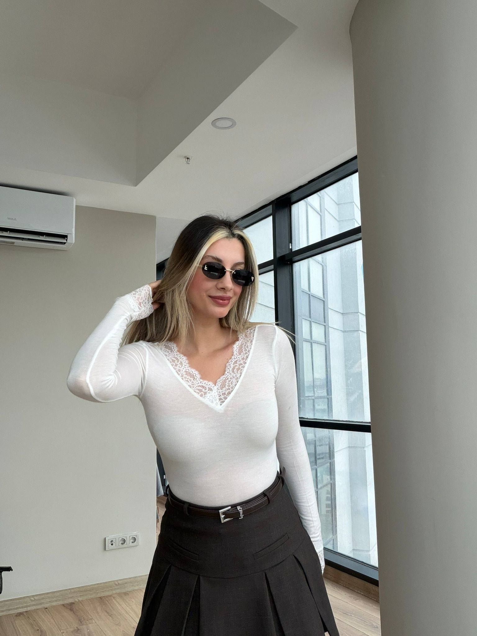 V Yaka Dantelli Kaşmir Bluz Beyaz