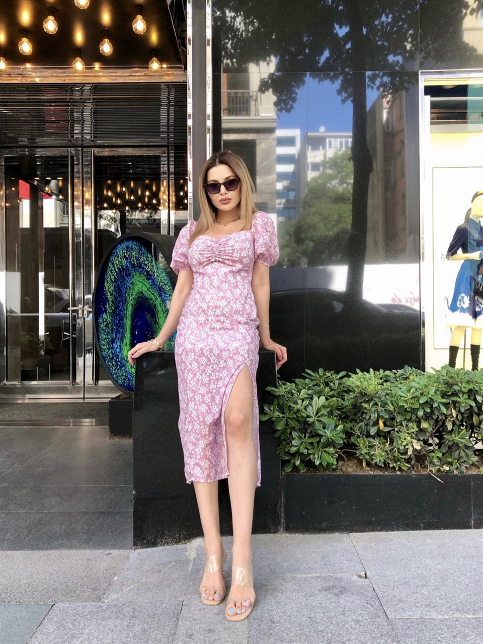 Beyaz Papatya Desen Yırtmaçlı Pembe Elbise