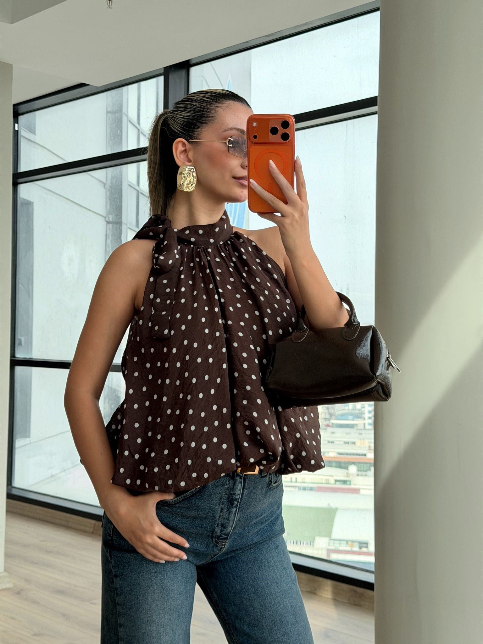 Halter Yaka Bağlamalı Puantiyeli Bluz Kahverengi