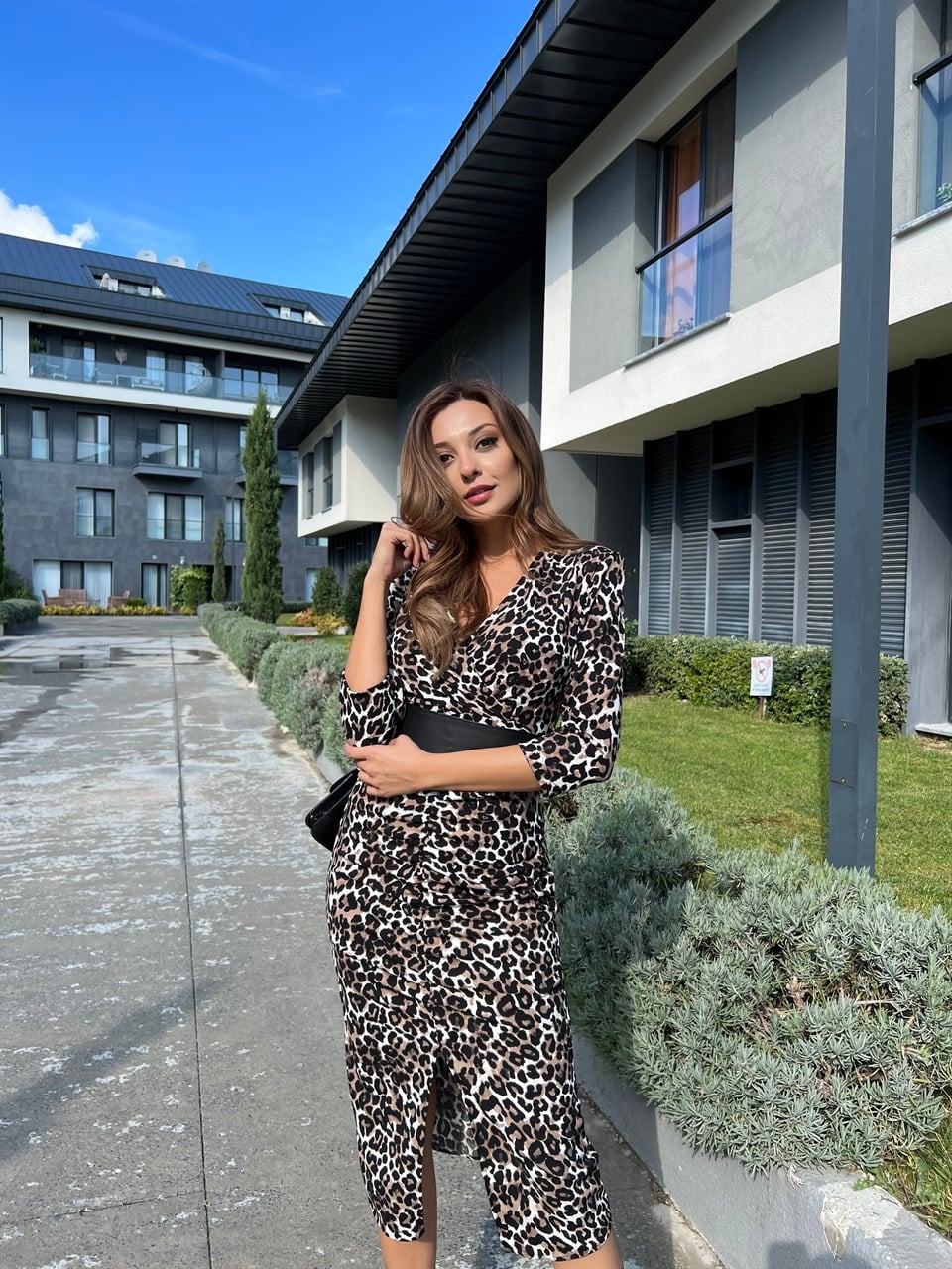 Deri Kemerli Leopar Elbise