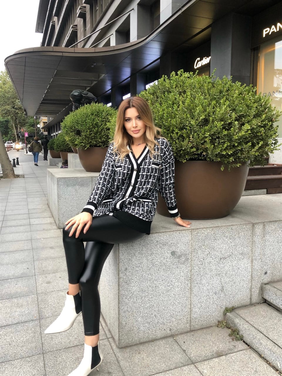 Gold Düğme Siyah Beyaz Hırka