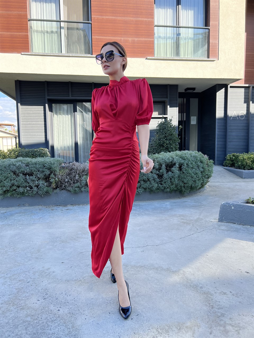 Kırmızı Yırtmaçlı Ve Büzgülü Saten Elbise
