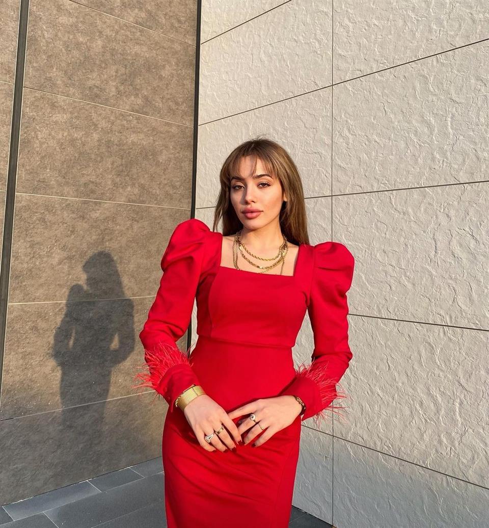Kolları Tüy Detay Kırmızı Crep Elbise 230274