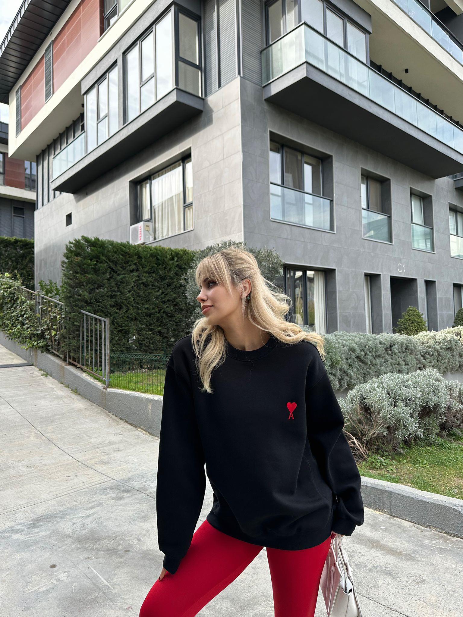 Marka Model Kalp Nakışlı Siyah Sweat 17074533