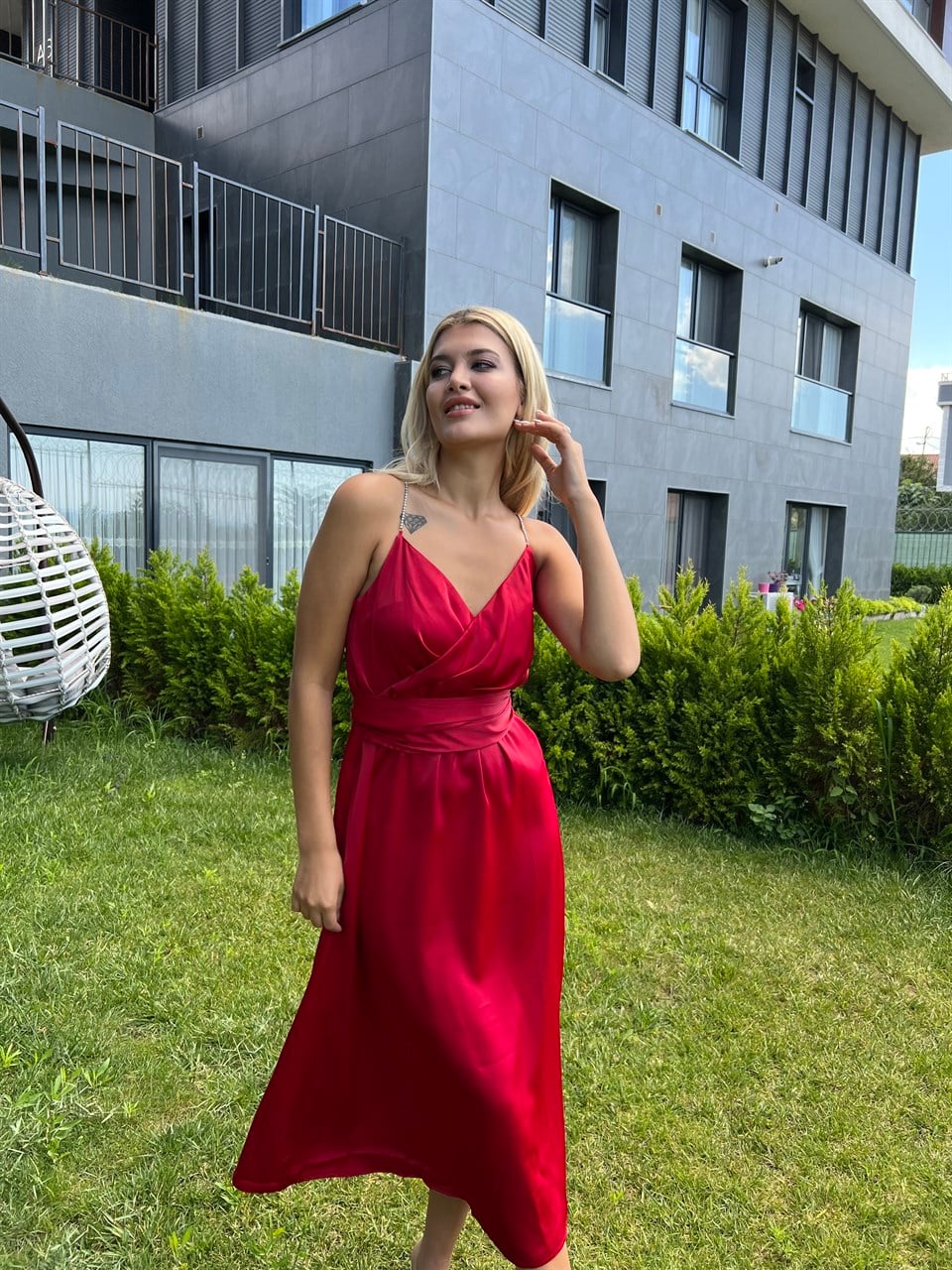 Pelly Taş Askılı Kırmızı Saten Elbise