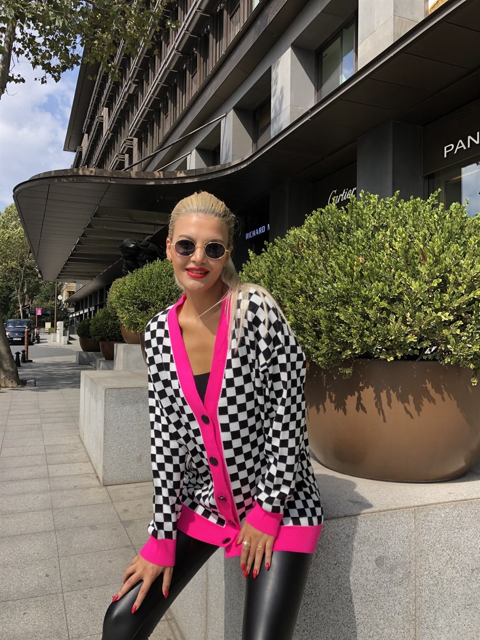 Pembe Şerit Detay Siyah Beyaz Kareli Hırka