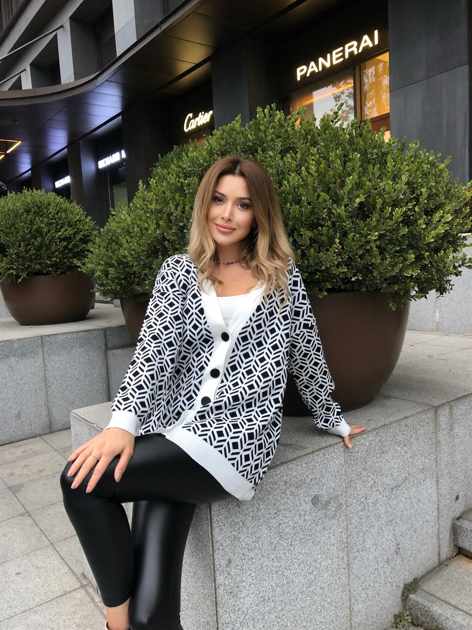 Siyah Beyaz Geometrik Desen Hırka