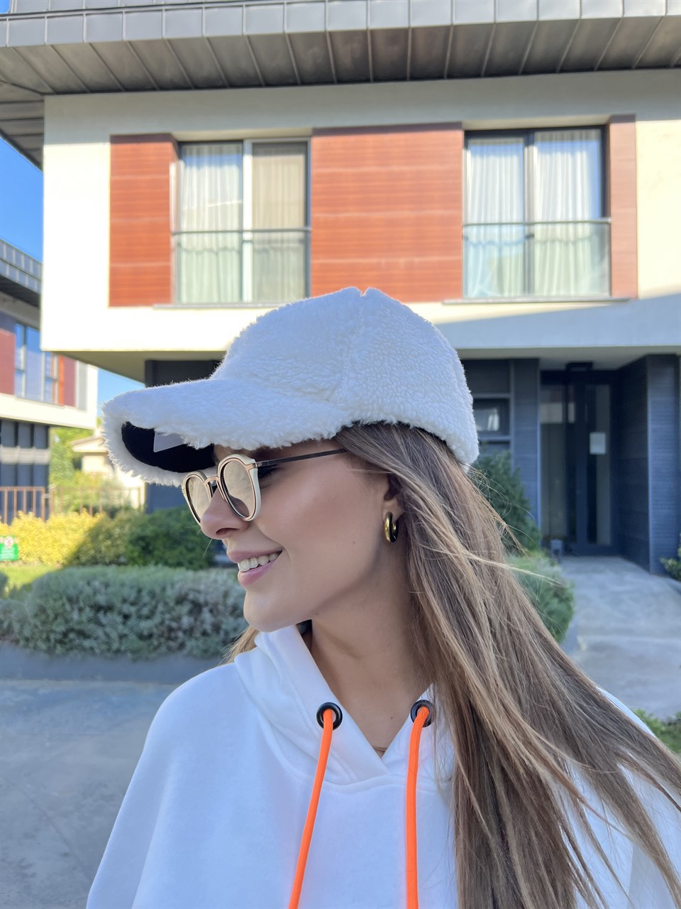 Xoxo Beyaz Peluş Siperli Şapka