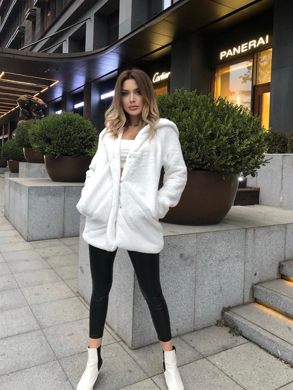 Yumoş Beyaz Kapşonlu Kürk