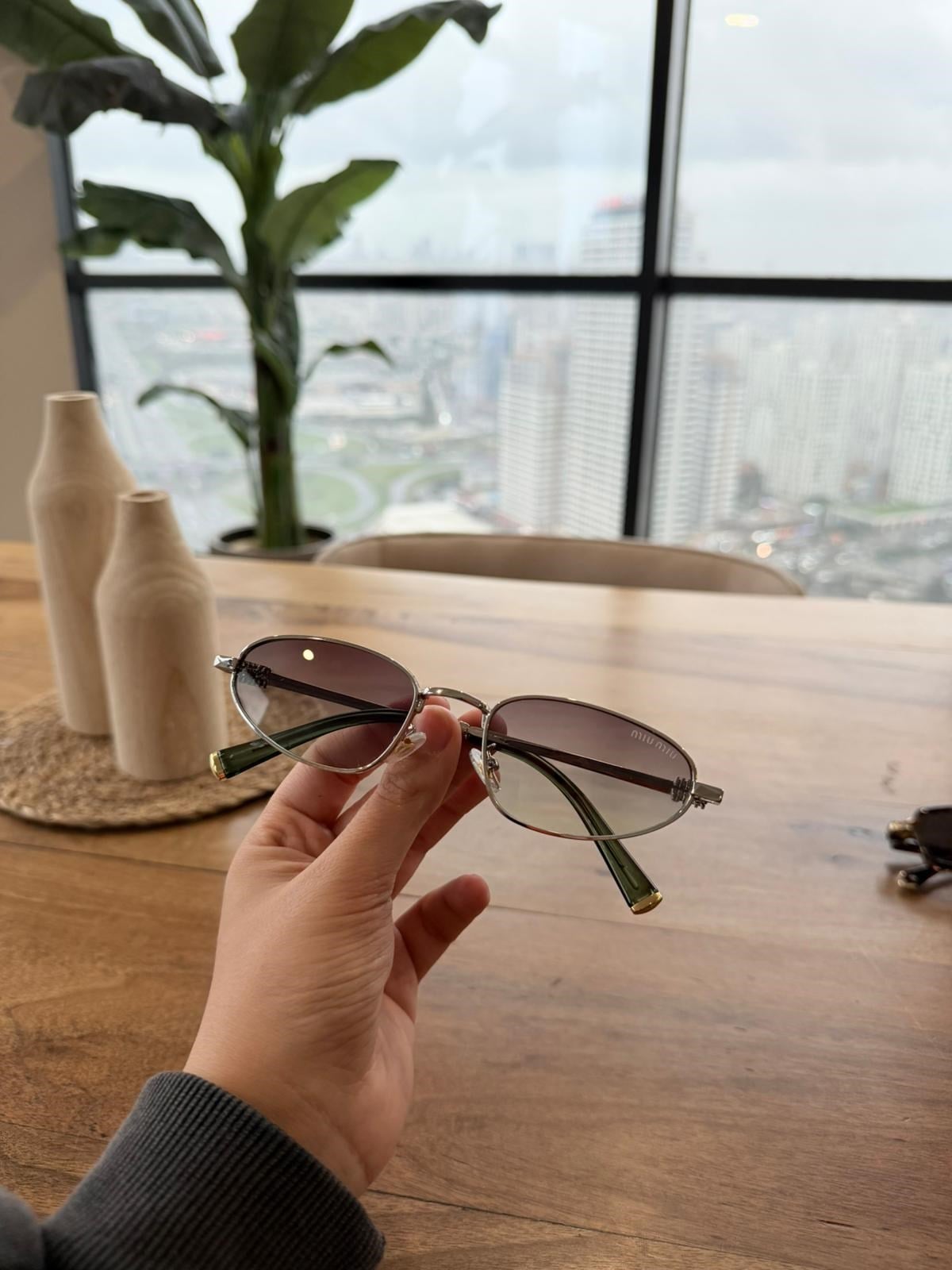 Vintage İnce Metal Çerçeve Güneş Gözlüğü – Yeşil Sap Detaylı