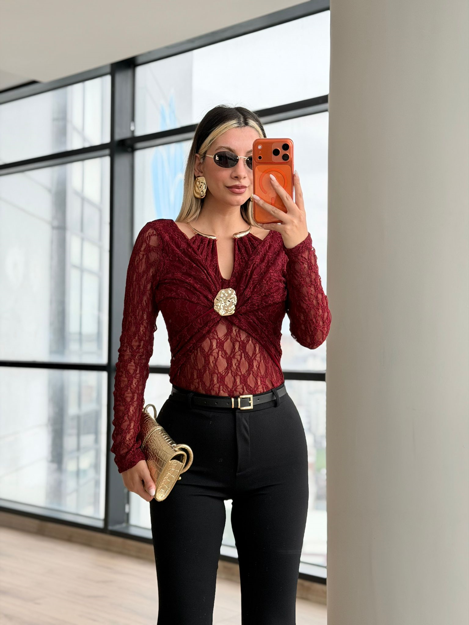 Gold Kolye Aksesuarlı Dantel Bluz Bordo