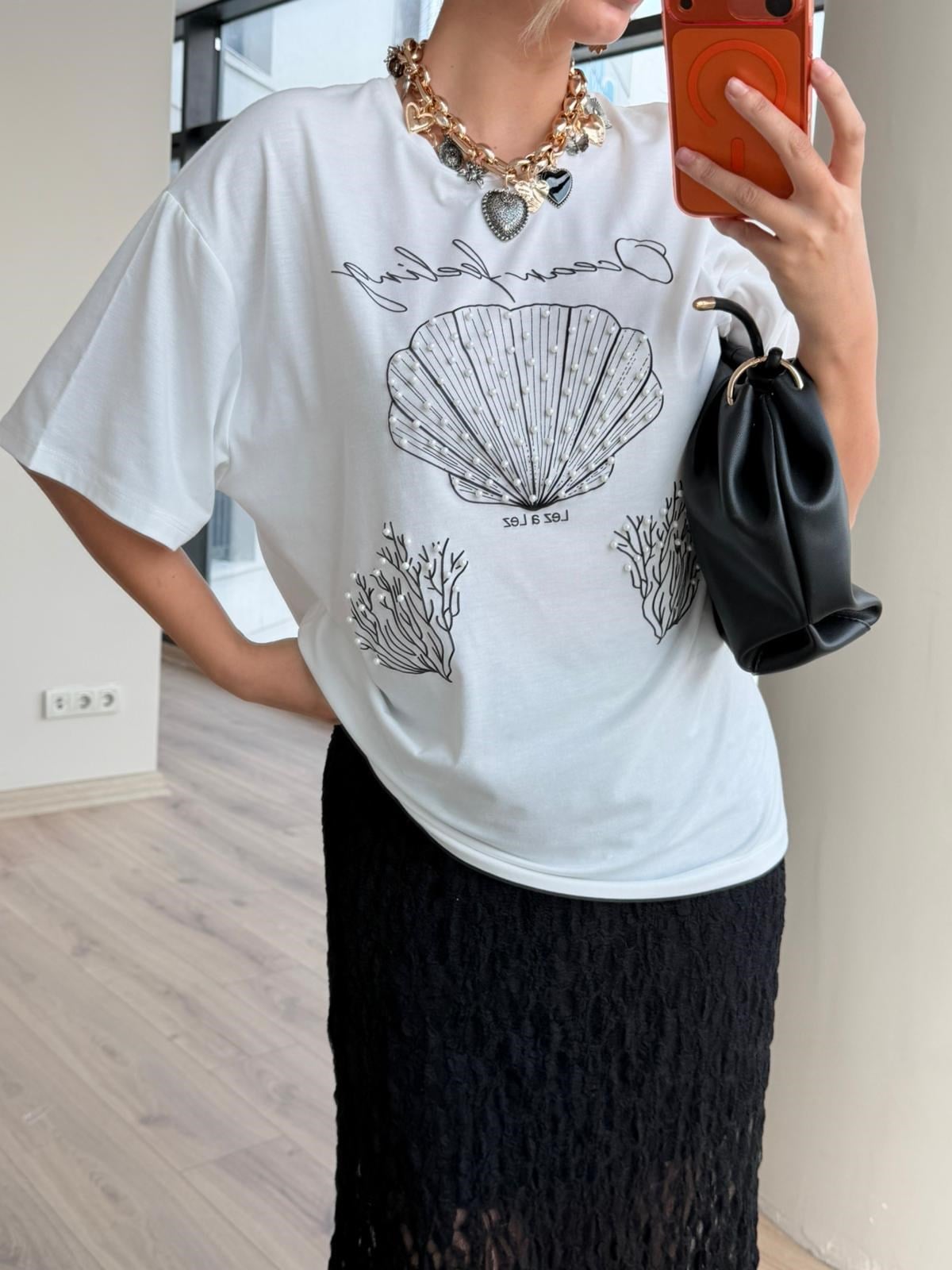 İstiridye İncili Siyah Yazılı Tshrt