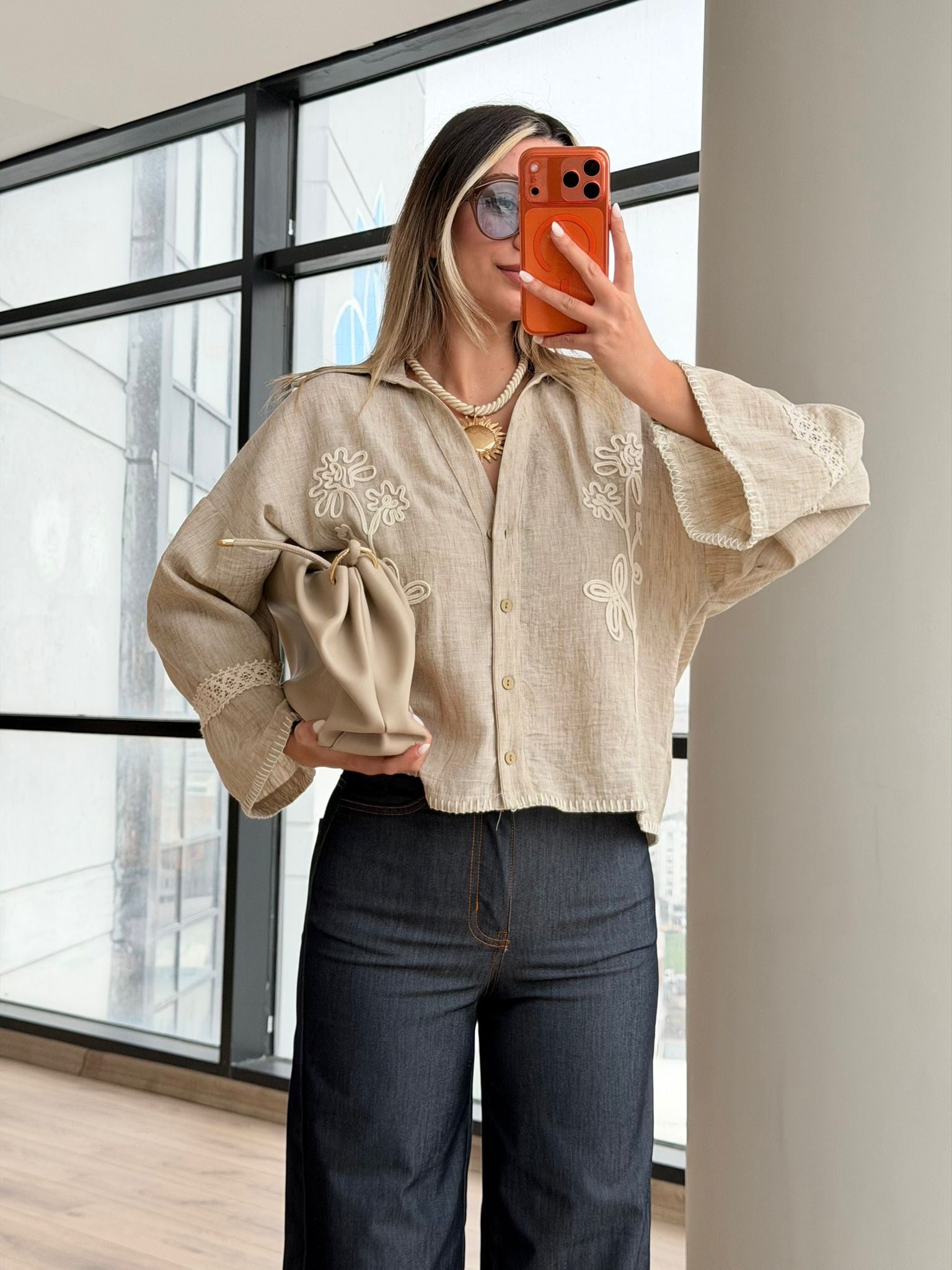 Beyaz Nakış İşlemeli Vizon Gömlek