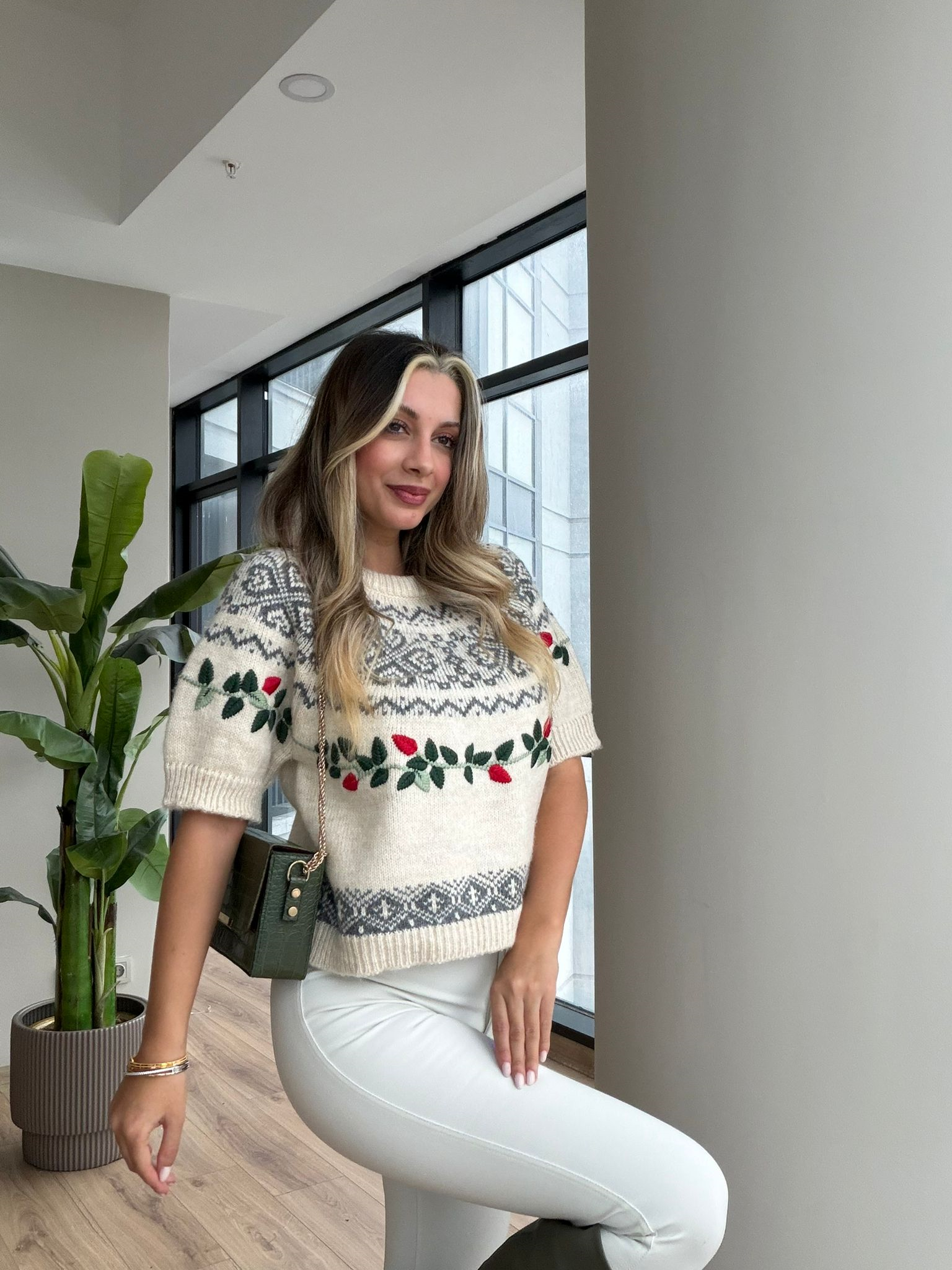 Muadil Nakış İşlemeli Ekru Kazak