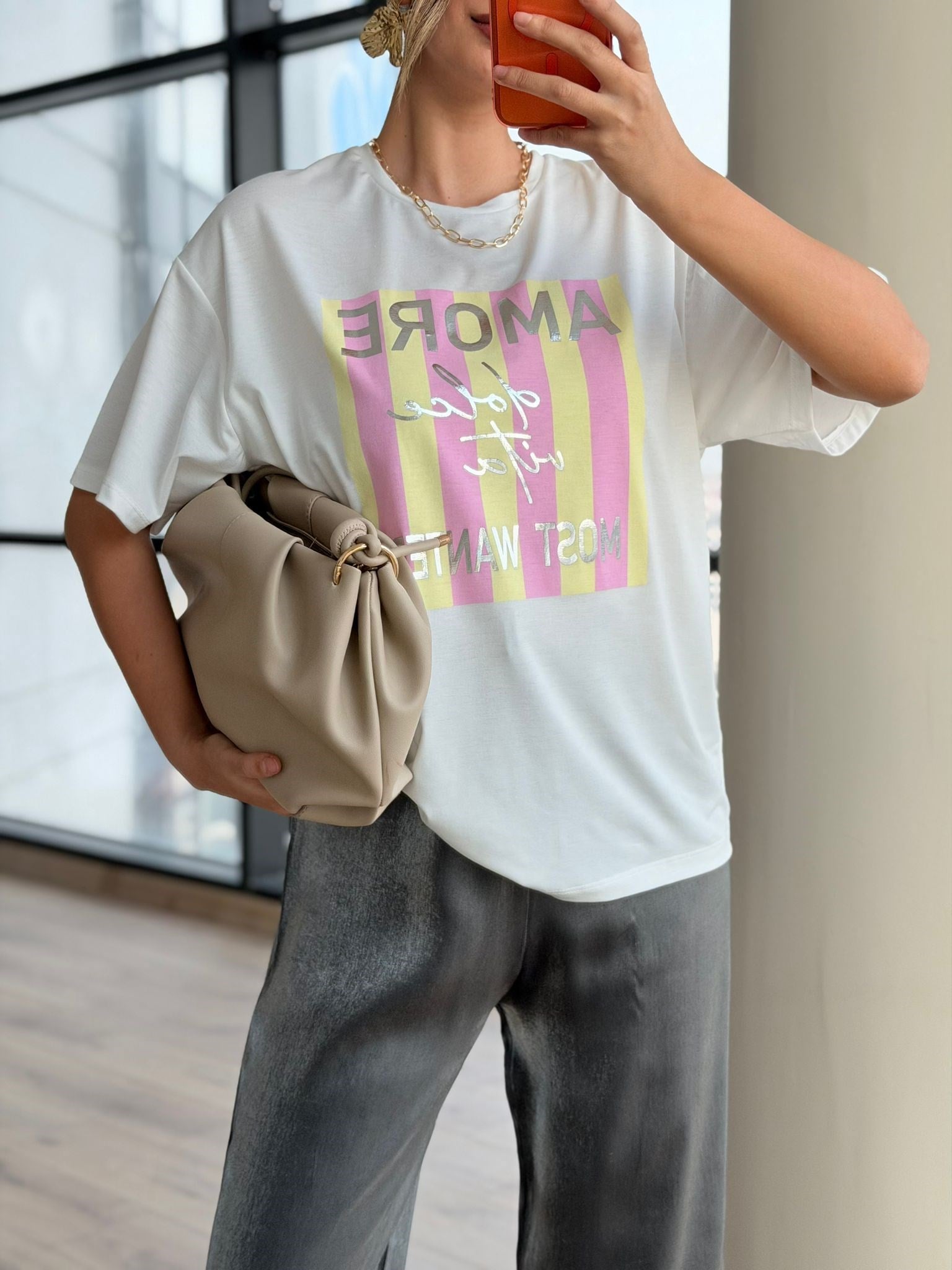 Gri Varaklı Beyaz Tshrt