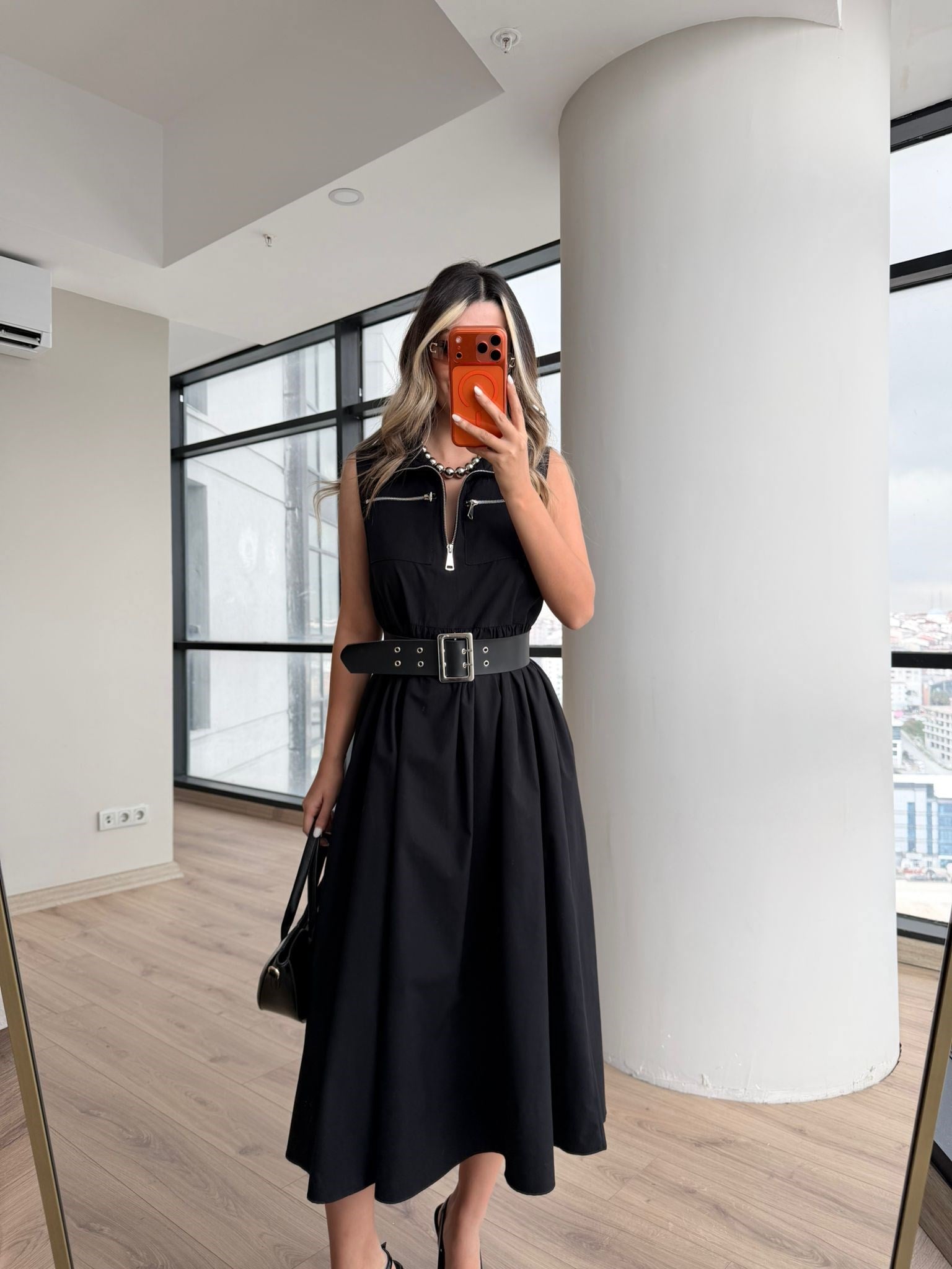 Siyah Poplin Kemerli Kolsuz Elbise