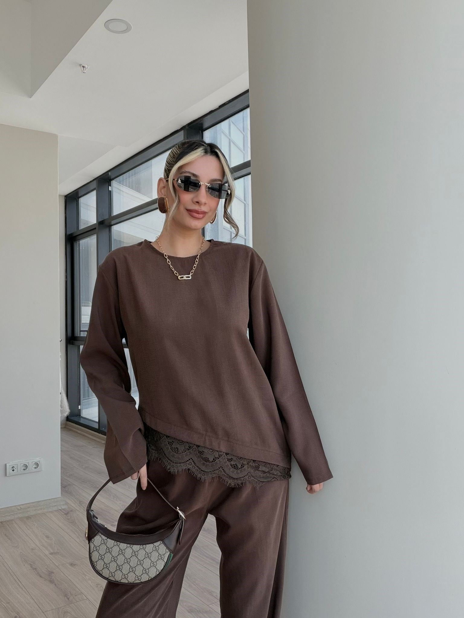 Dantel Detaylı Kahverengi Bluz Pantolon Takım