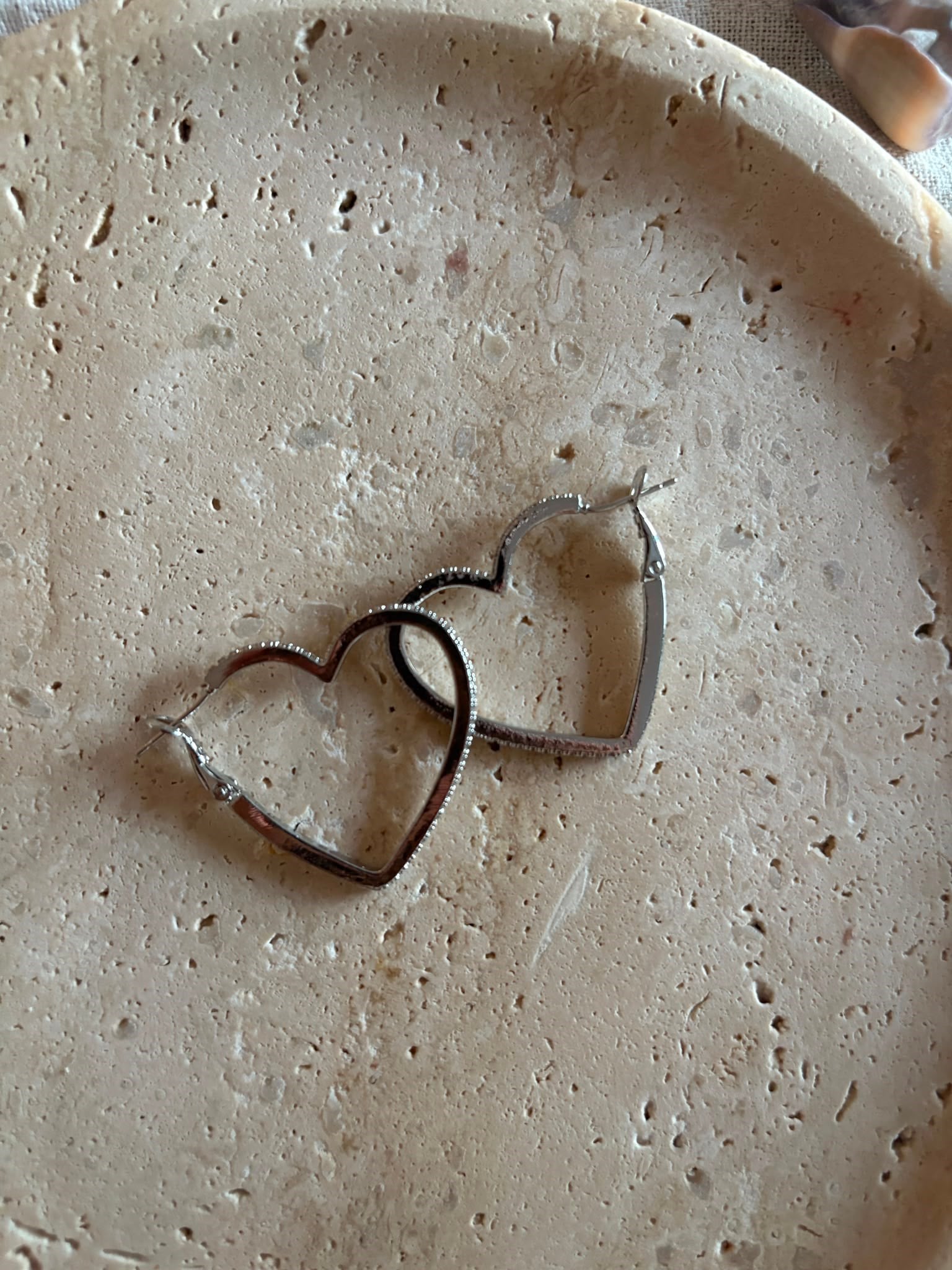 Kenarı Taşlı Kalp Küpe Silver