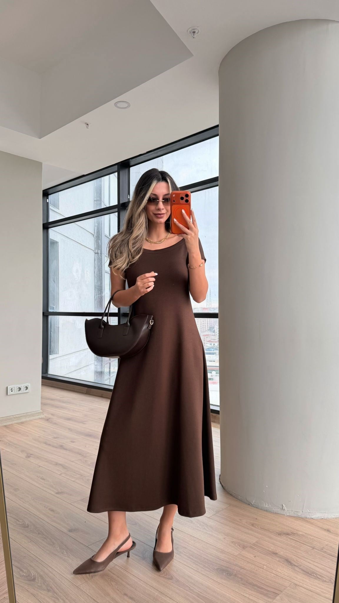 Kahverengi Modal Omzu Açık ZR Model Elbise