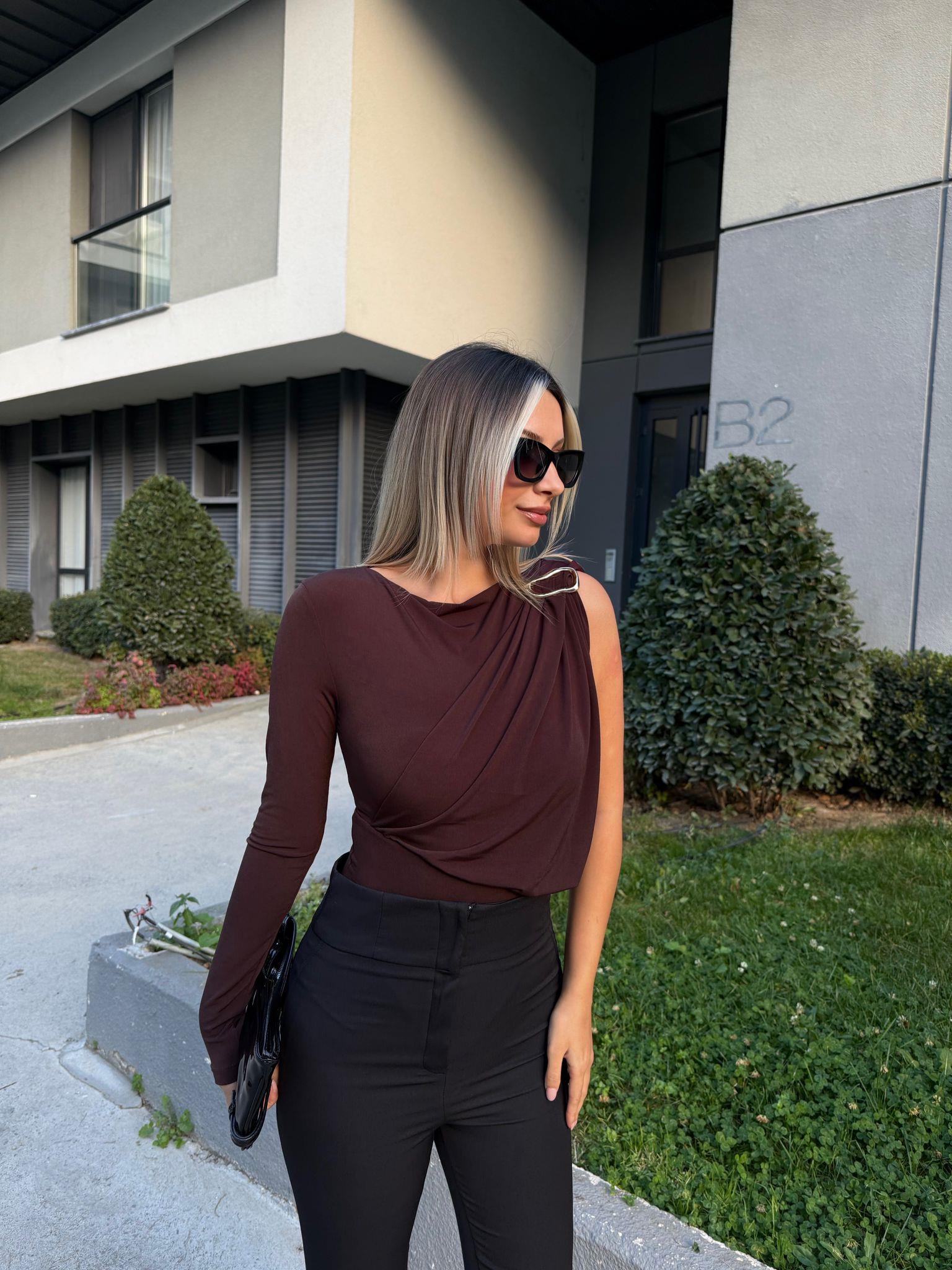Kahverengi Akıcı Broşlu Bodysuit