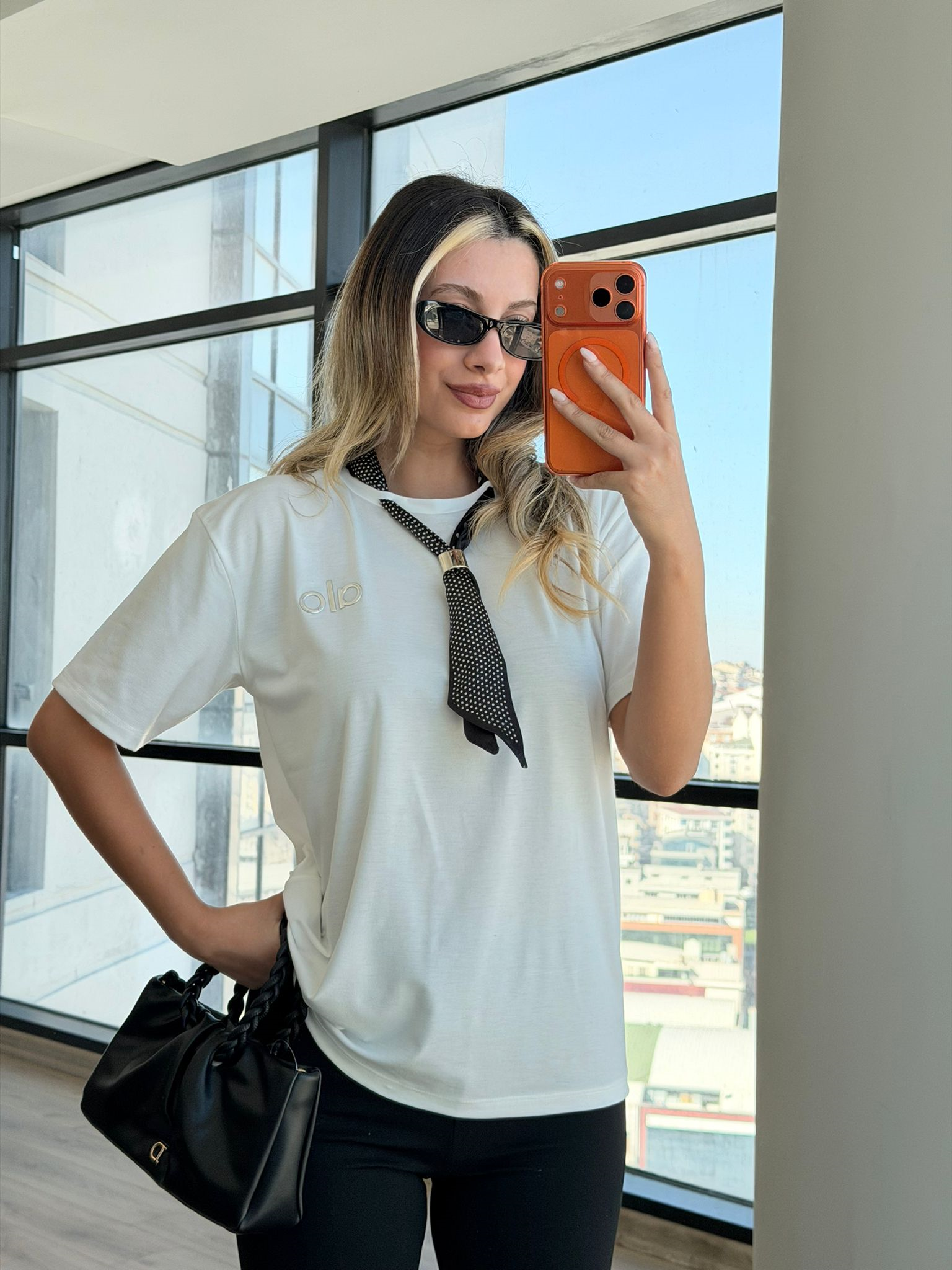 Kravat Detaylı Beyaz Tişört 