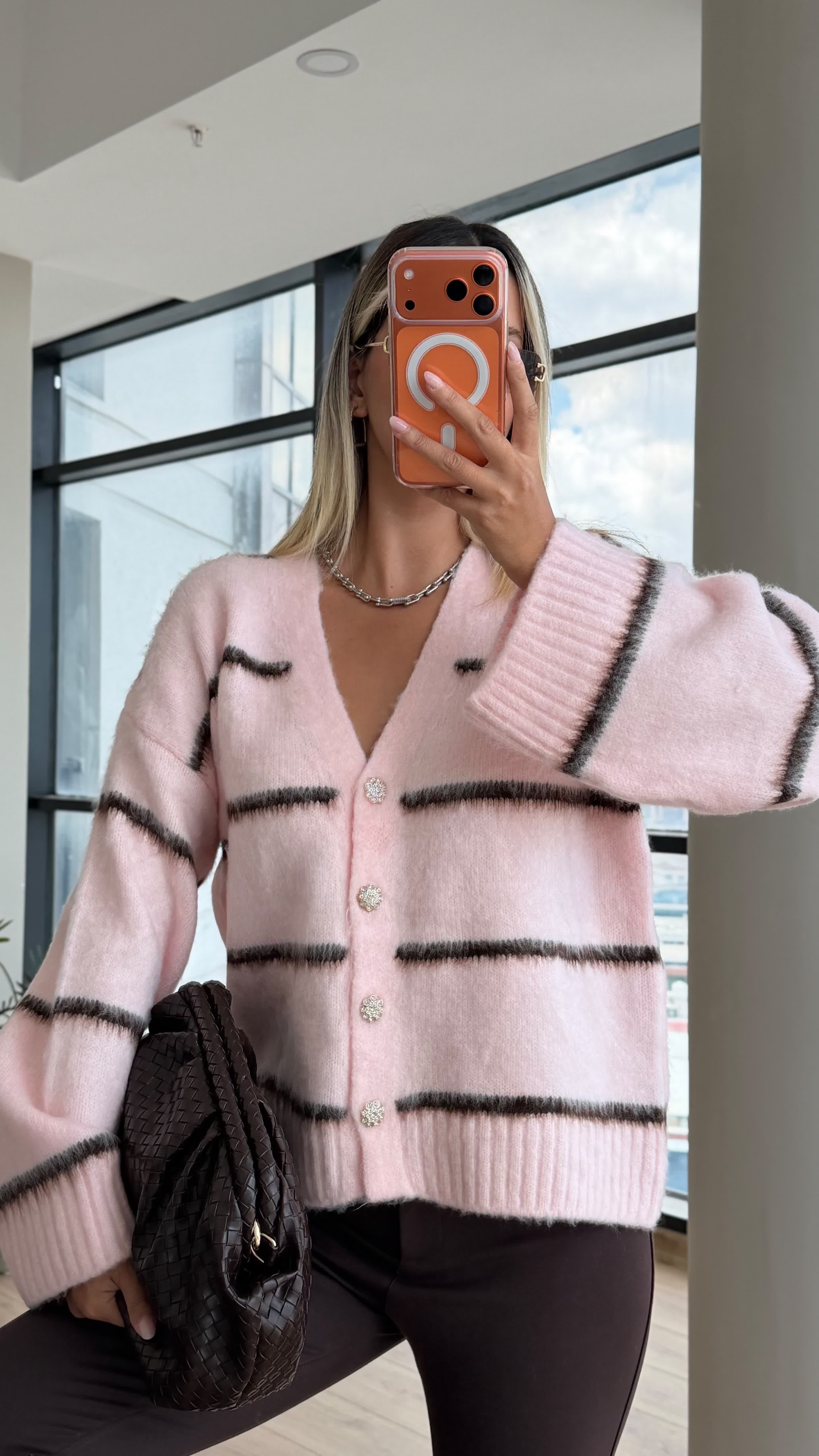 Swarowski Düğmeli Çizgili Pofuduk Pembe Hırka 