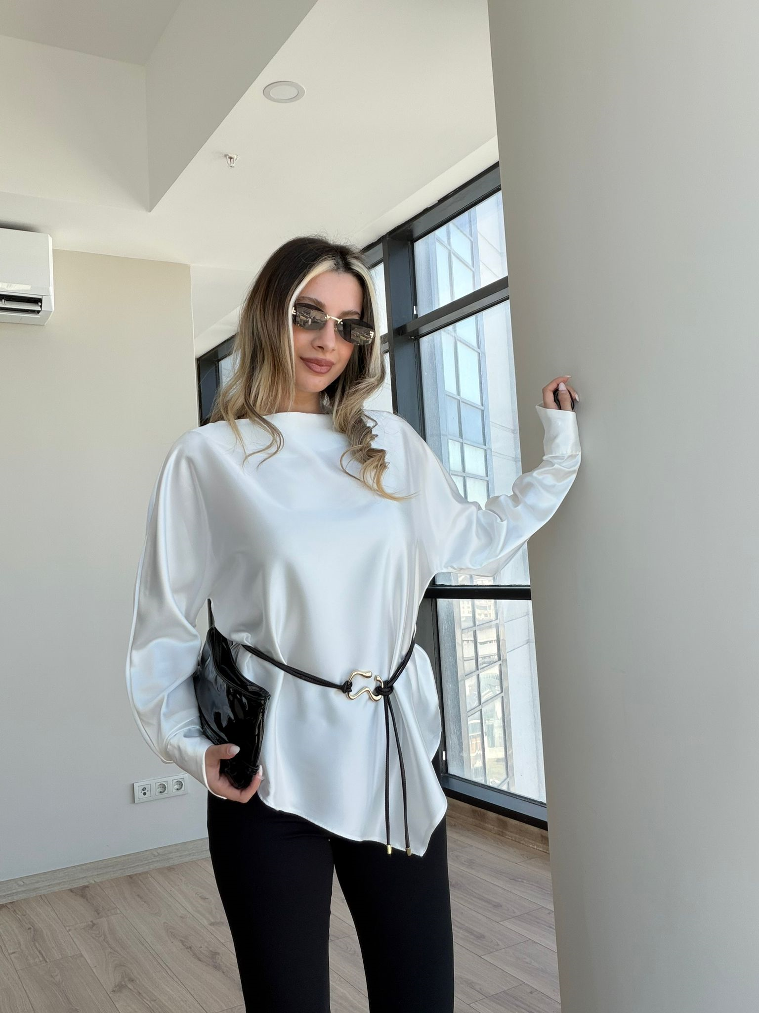 Kemer Detaylı Beyaz Saten Bluz
