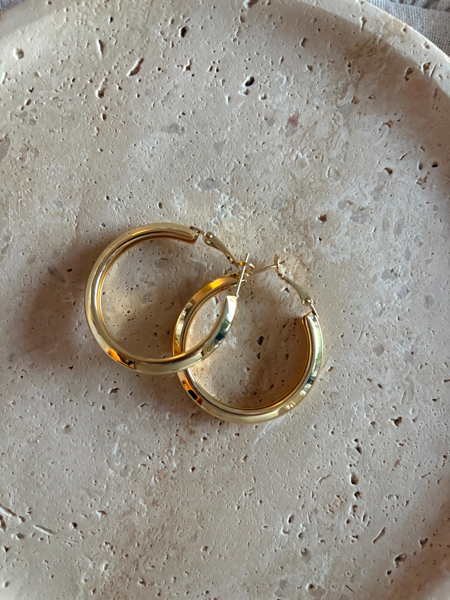 Hafif Bomblu Klasik Halka Küpe Gold