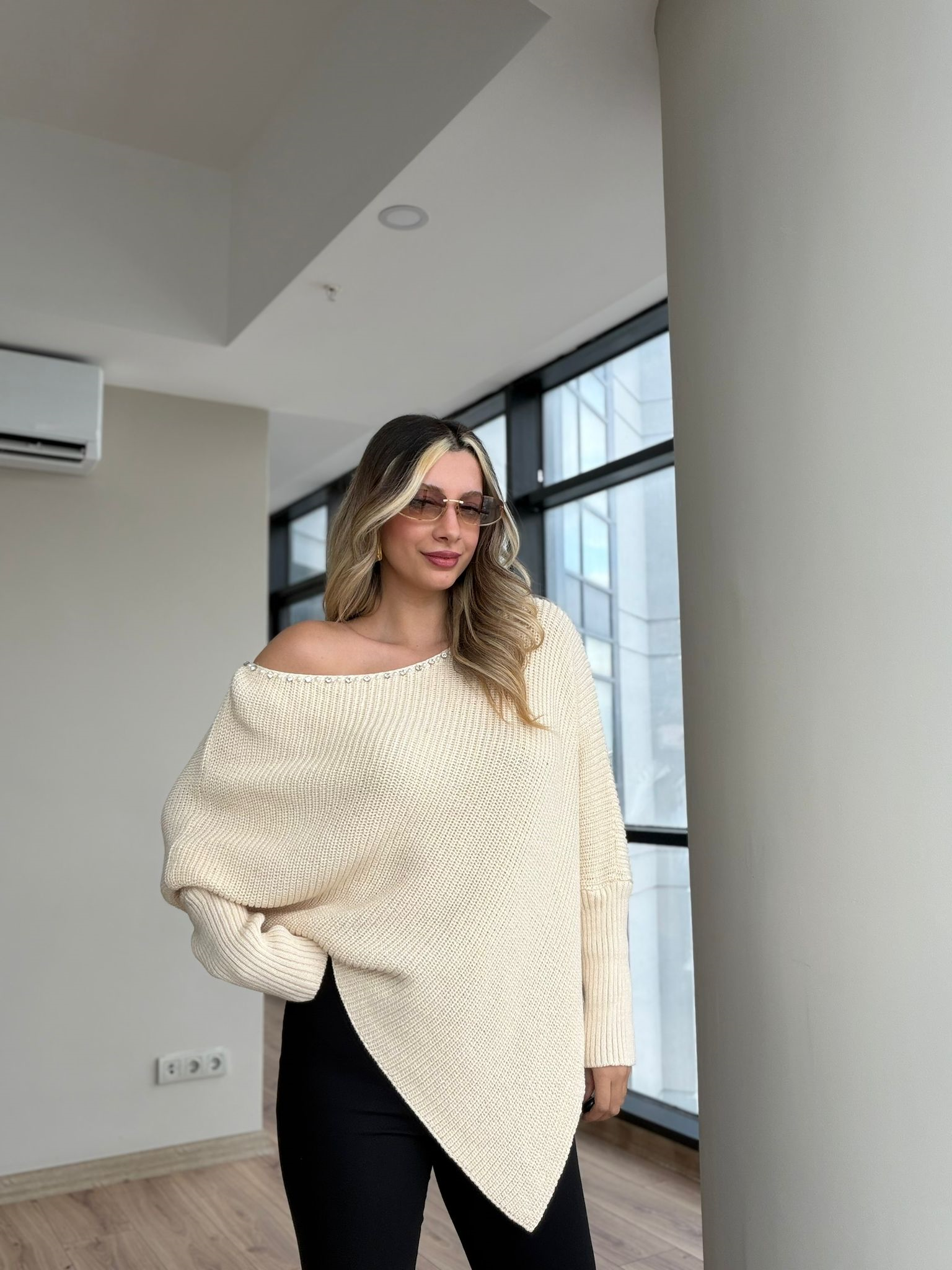 Taş Ve İnci Boncuk İşlemeli Asimetrik Kazak