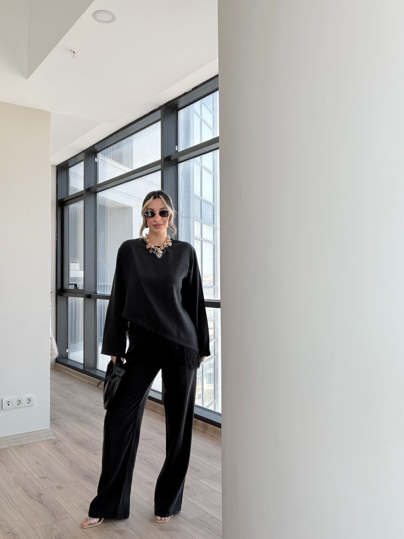 Dantel Detaylı Siyah Bluz Pantolon Takım