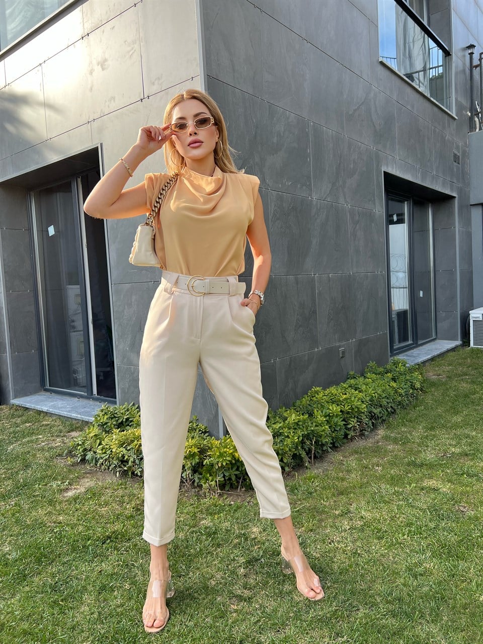 Atlas Kumaş Duble Paça Taş Rengi Kemerli Pantolon