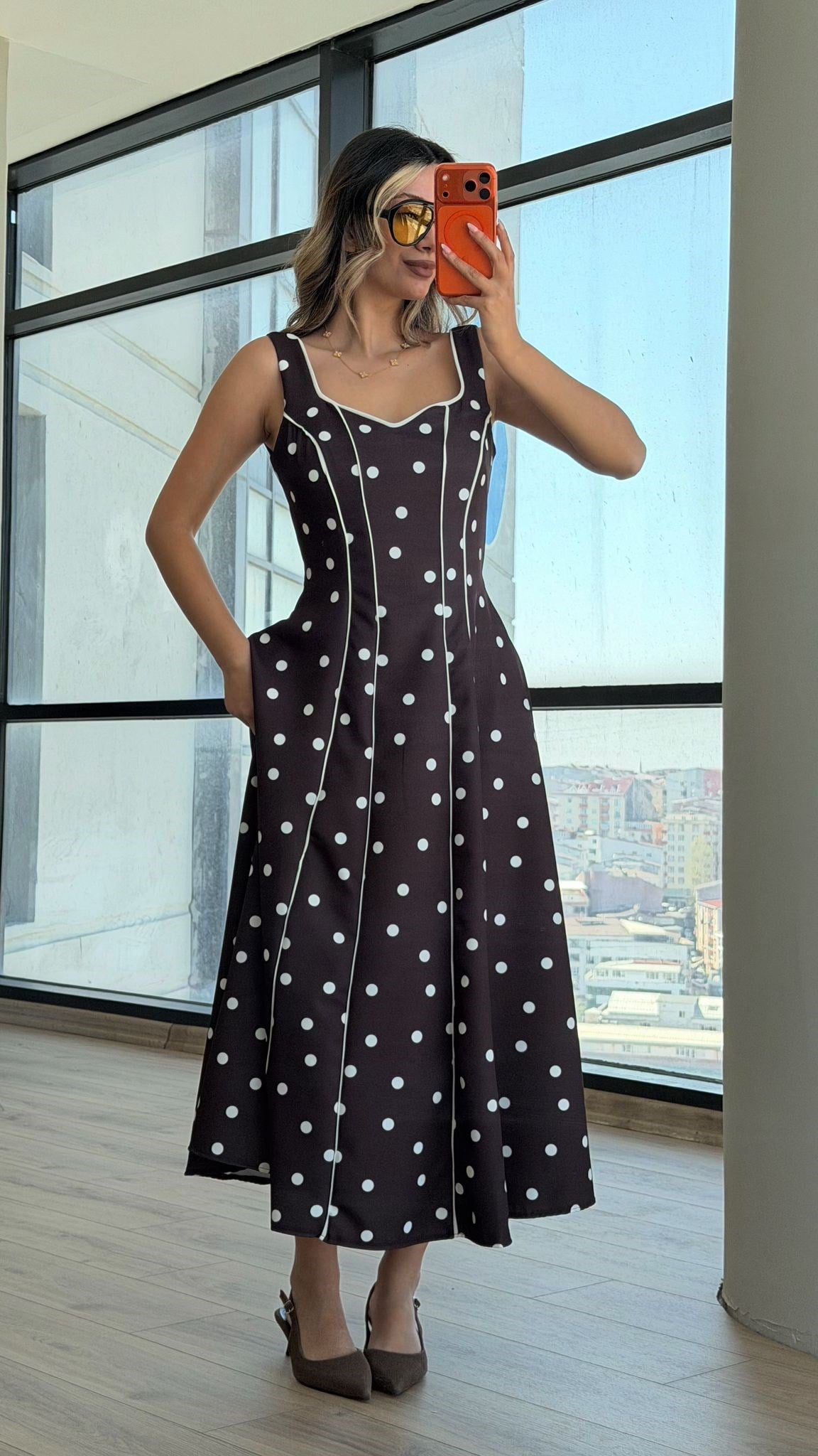 Kalp Yaka Puantiyeli Elbise Kahverengi