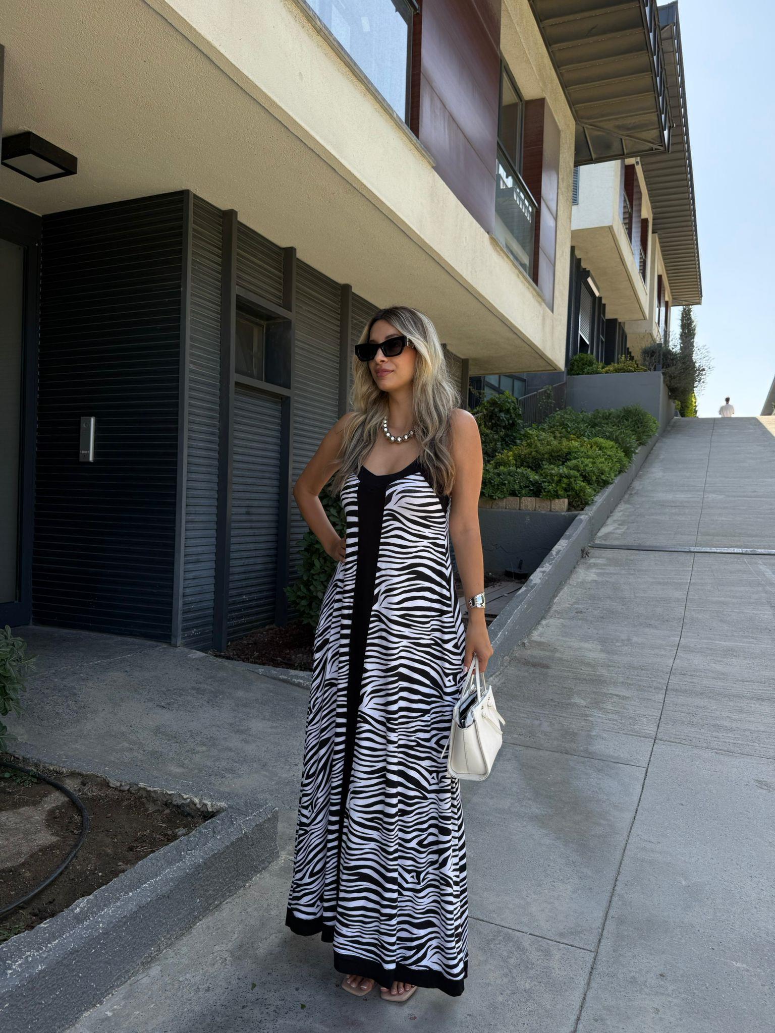 Siyah Beyaz Desenli İnce Askılı Salaş Elbise