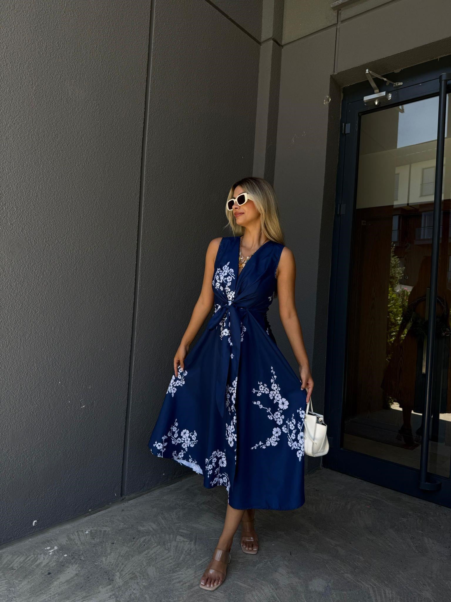 Önü Bağlamalı Beyaz Çiçekli Lacivert Poplin Elbise