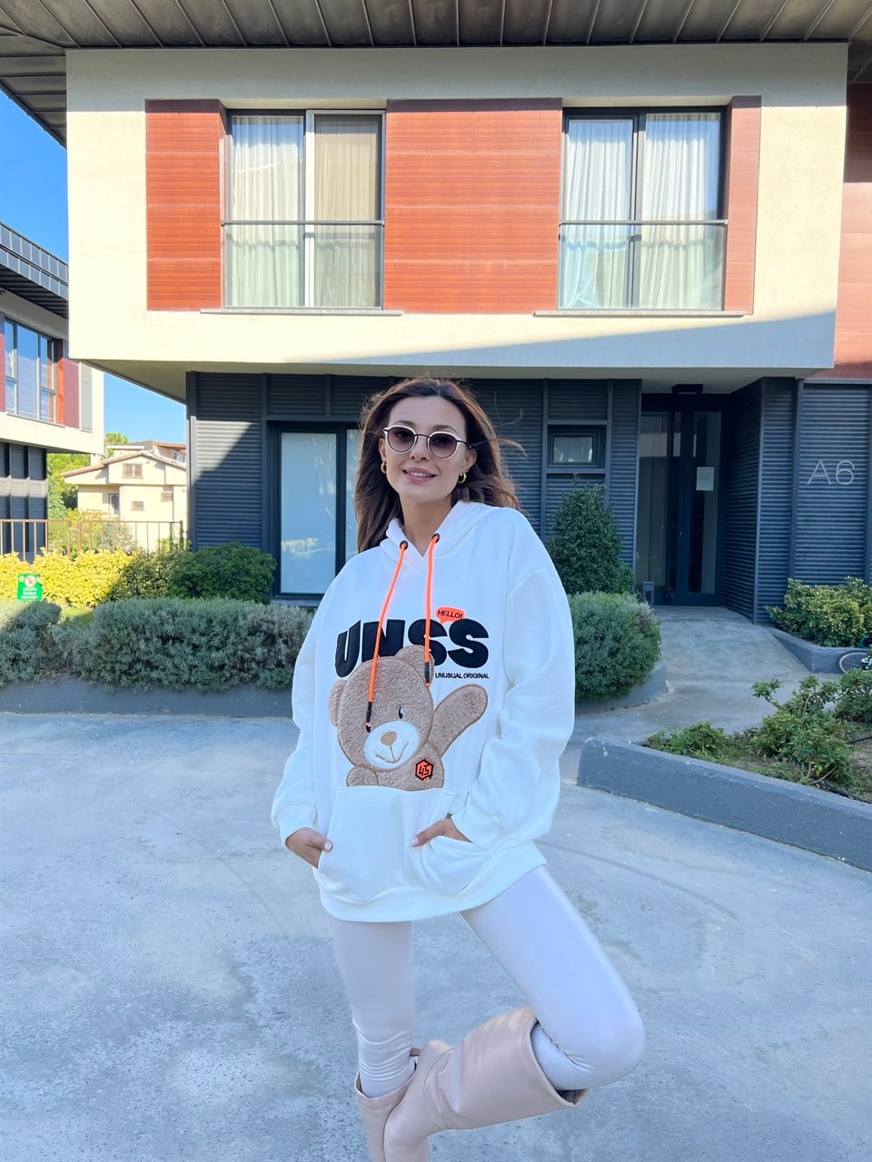 Bear Peluş İşlemeli Beyaz Kapüşonlu Sweat
