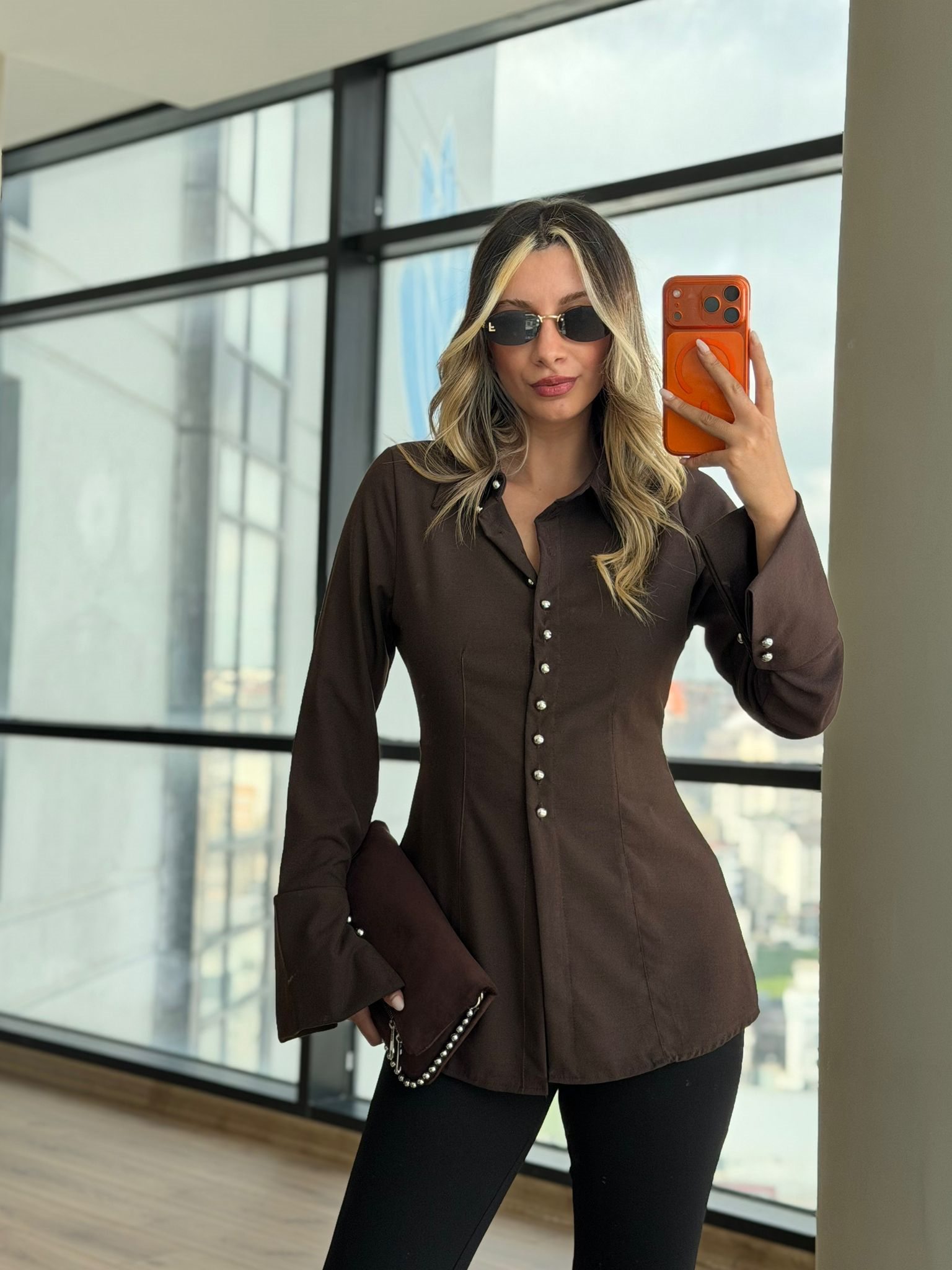 Manşetli Metal Düğmeli Kahverengi Gömlek