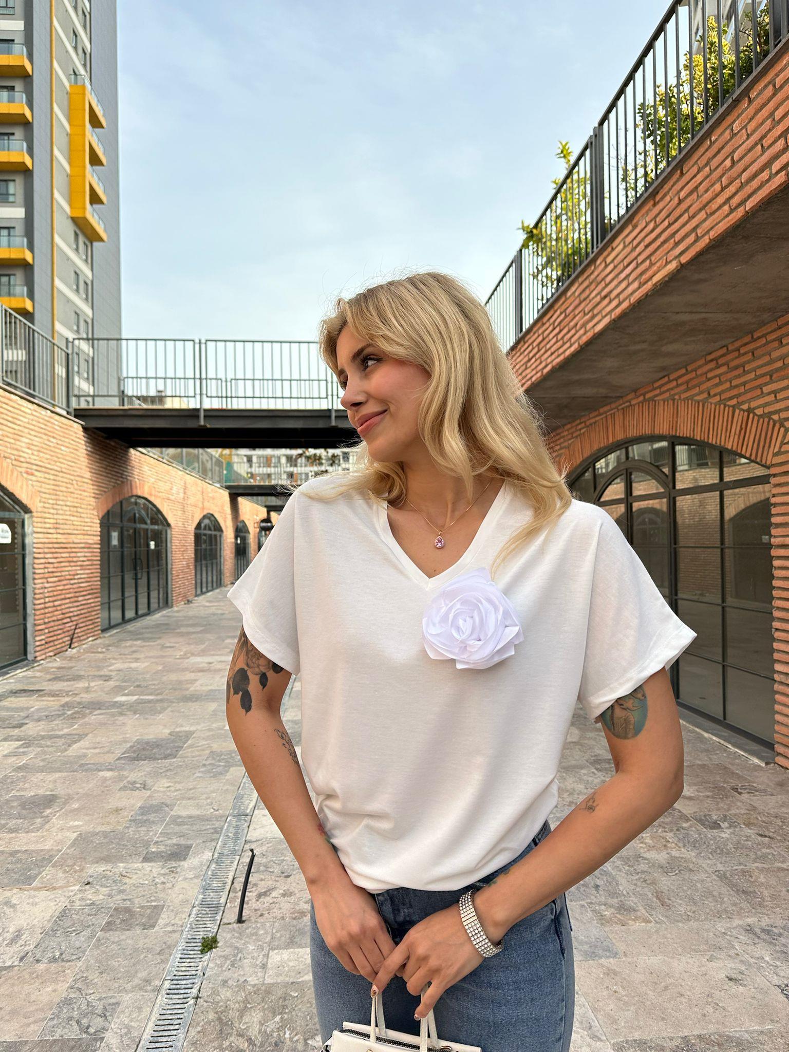 Beyaz Gül Broşlu Basic Tshrt  0706281