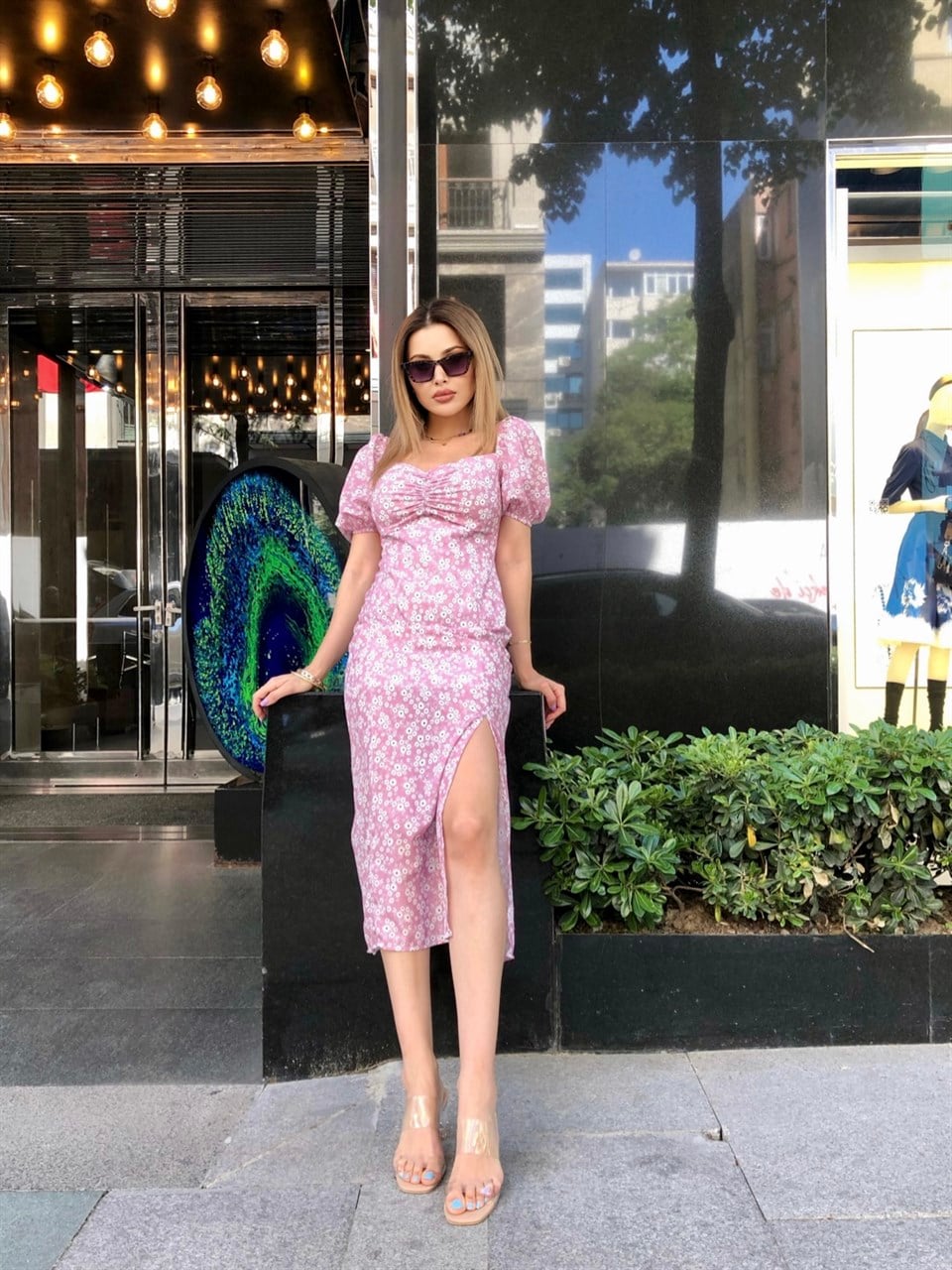 Beyaz Papatya Desen Yırtmaçlı Pembe Elbise