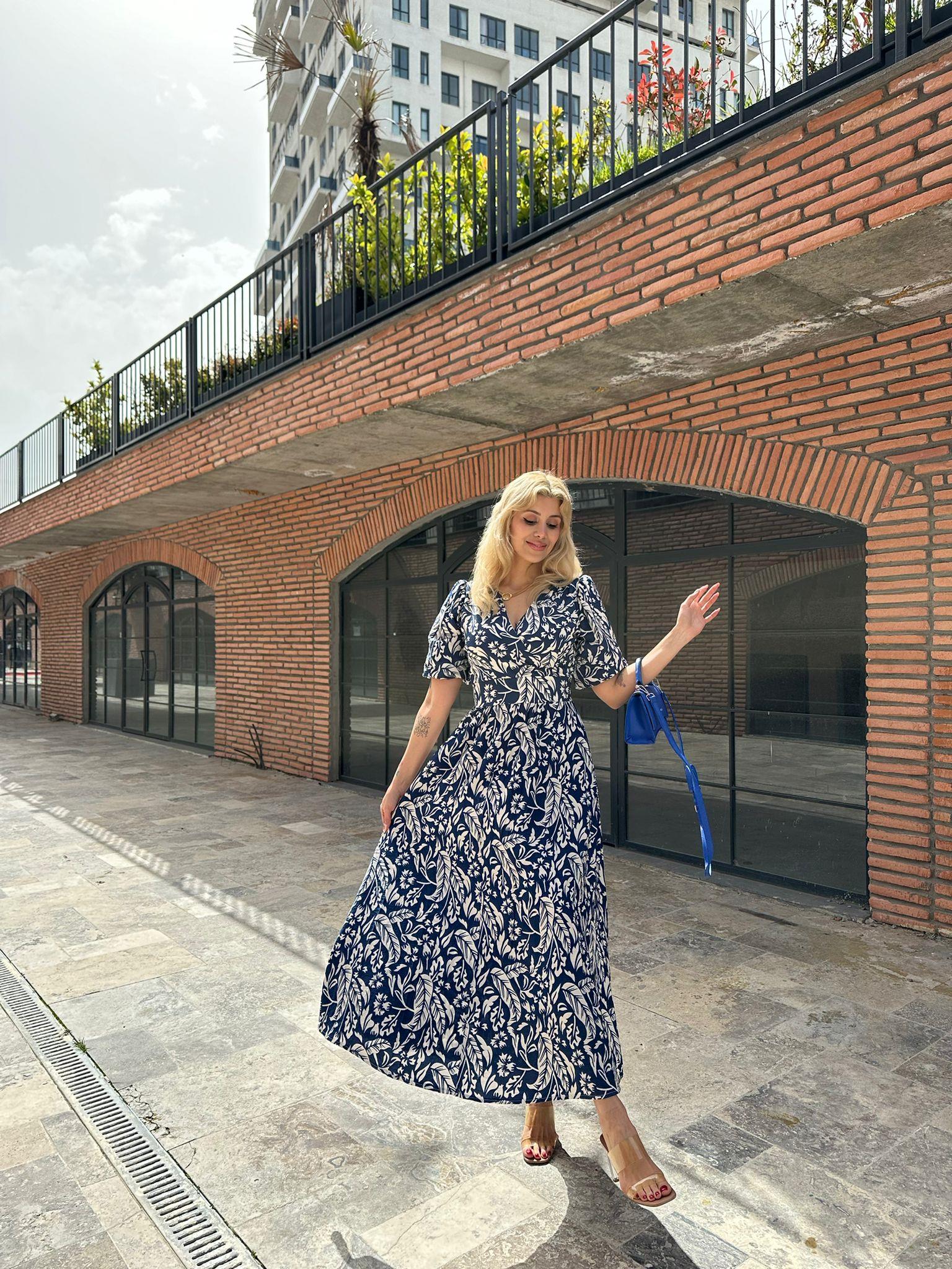 Beyaz Yaprak Desenli Kuşaklı Mavi Elbise 0706267
